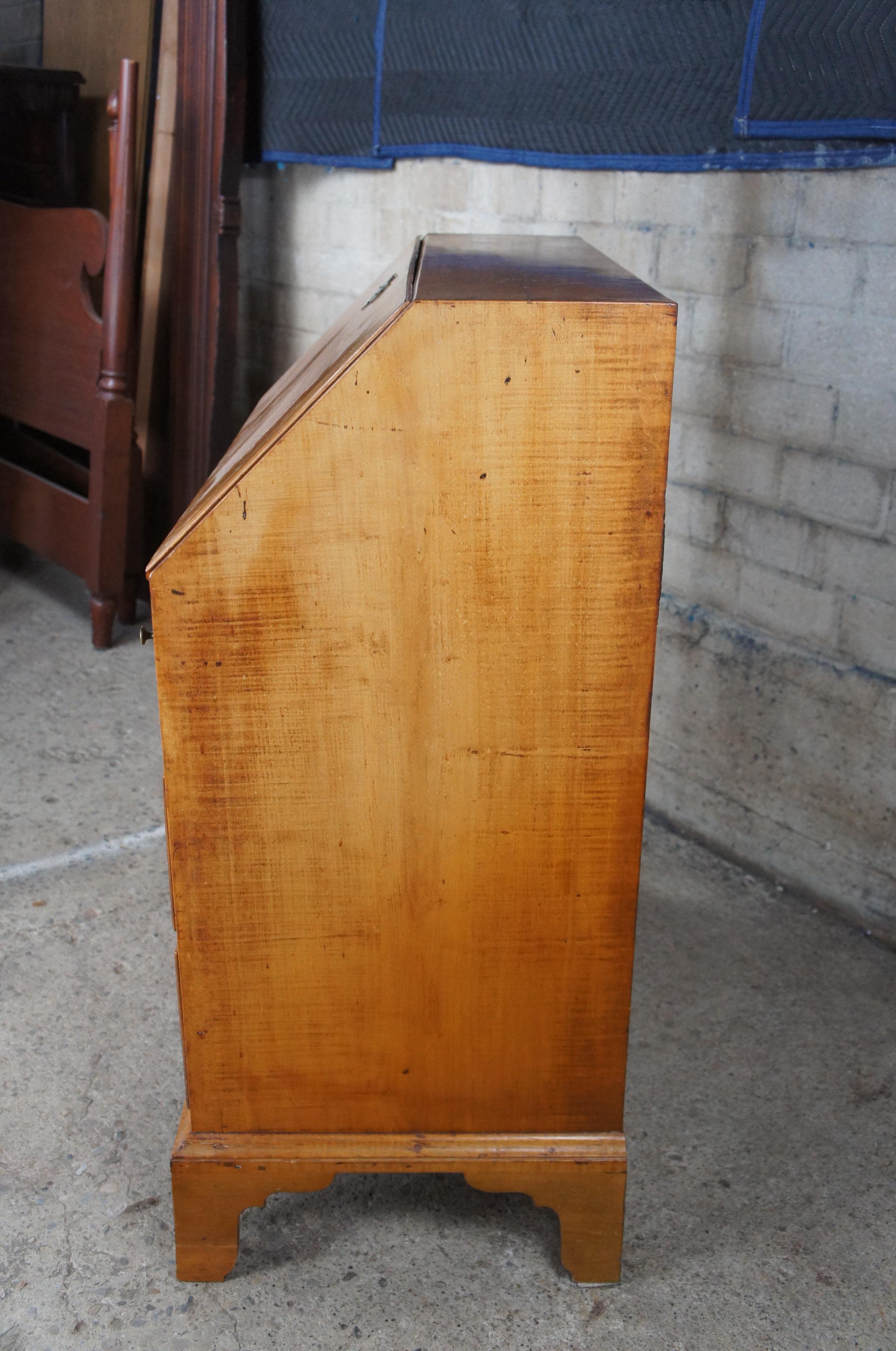 Ancien bureau secrétaire Chippendale en érable madré de la Nouvelle-Angleterre en vente 6