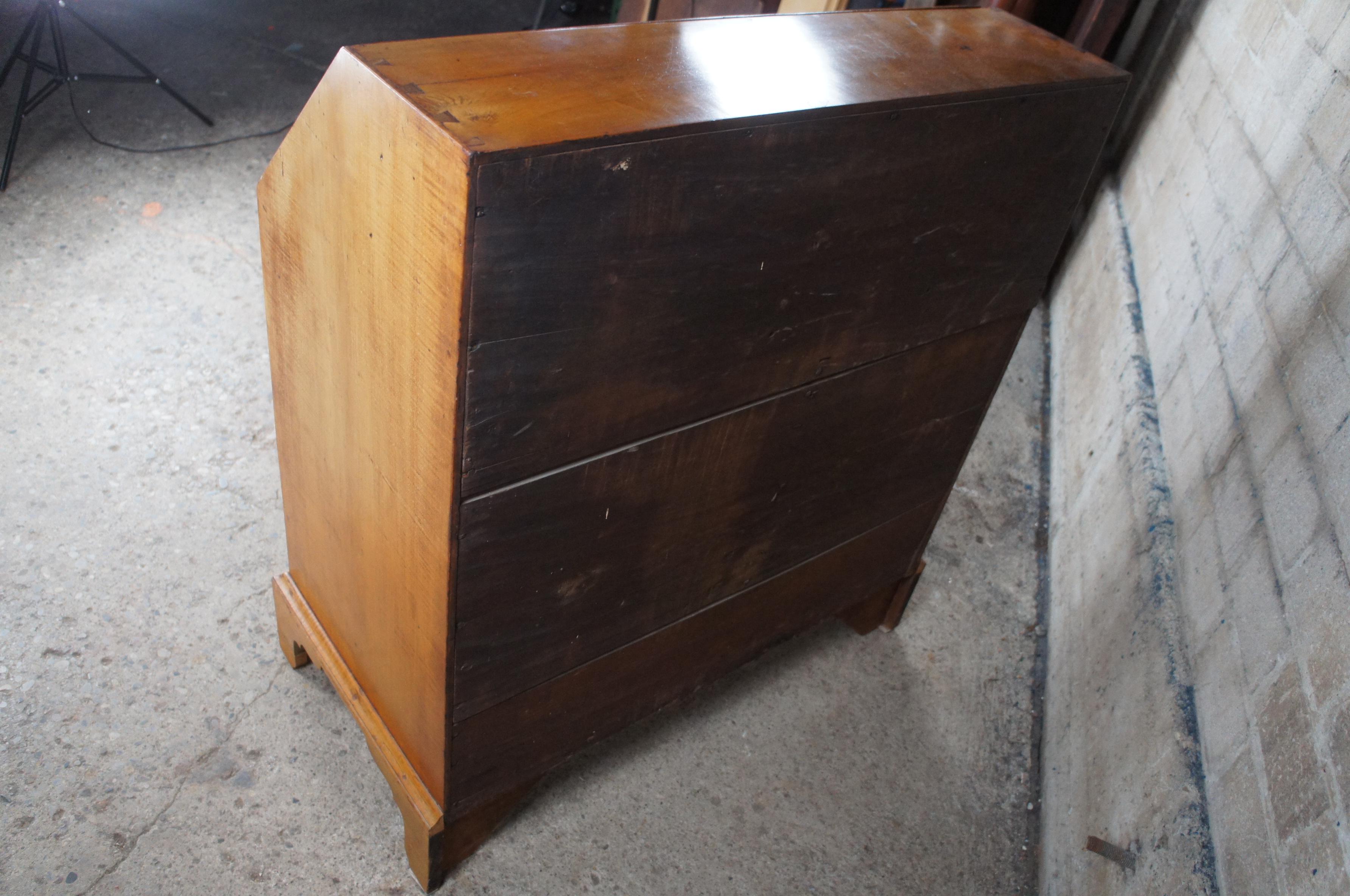Ancien bureau secrétaire Chippendale en érable madré de la Nouvelle-Angleterre en vente 7