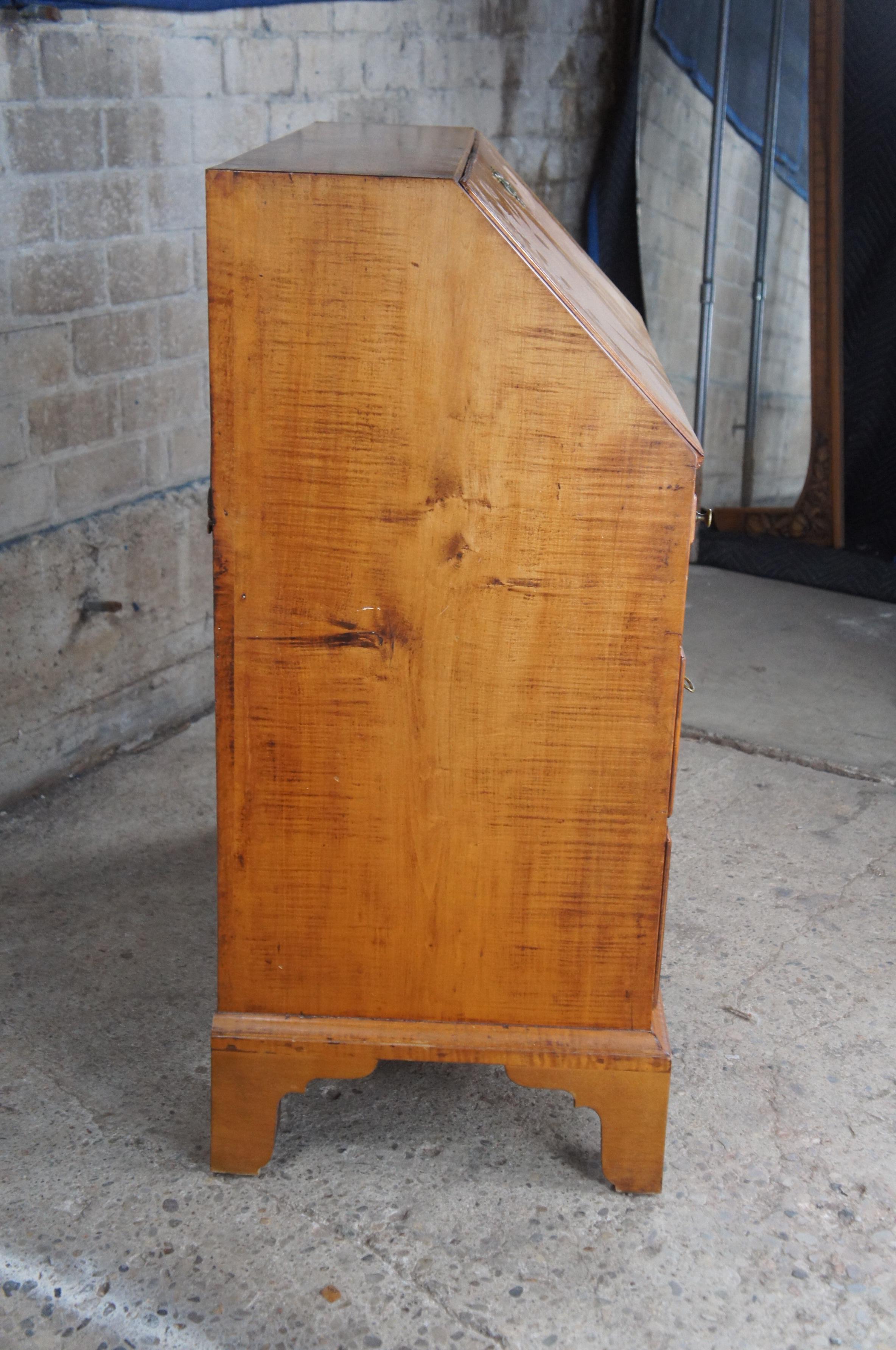 Ancien bureau secrétaire Chippendale en érable madré de la Nouvelle-Angleterre en vente 8