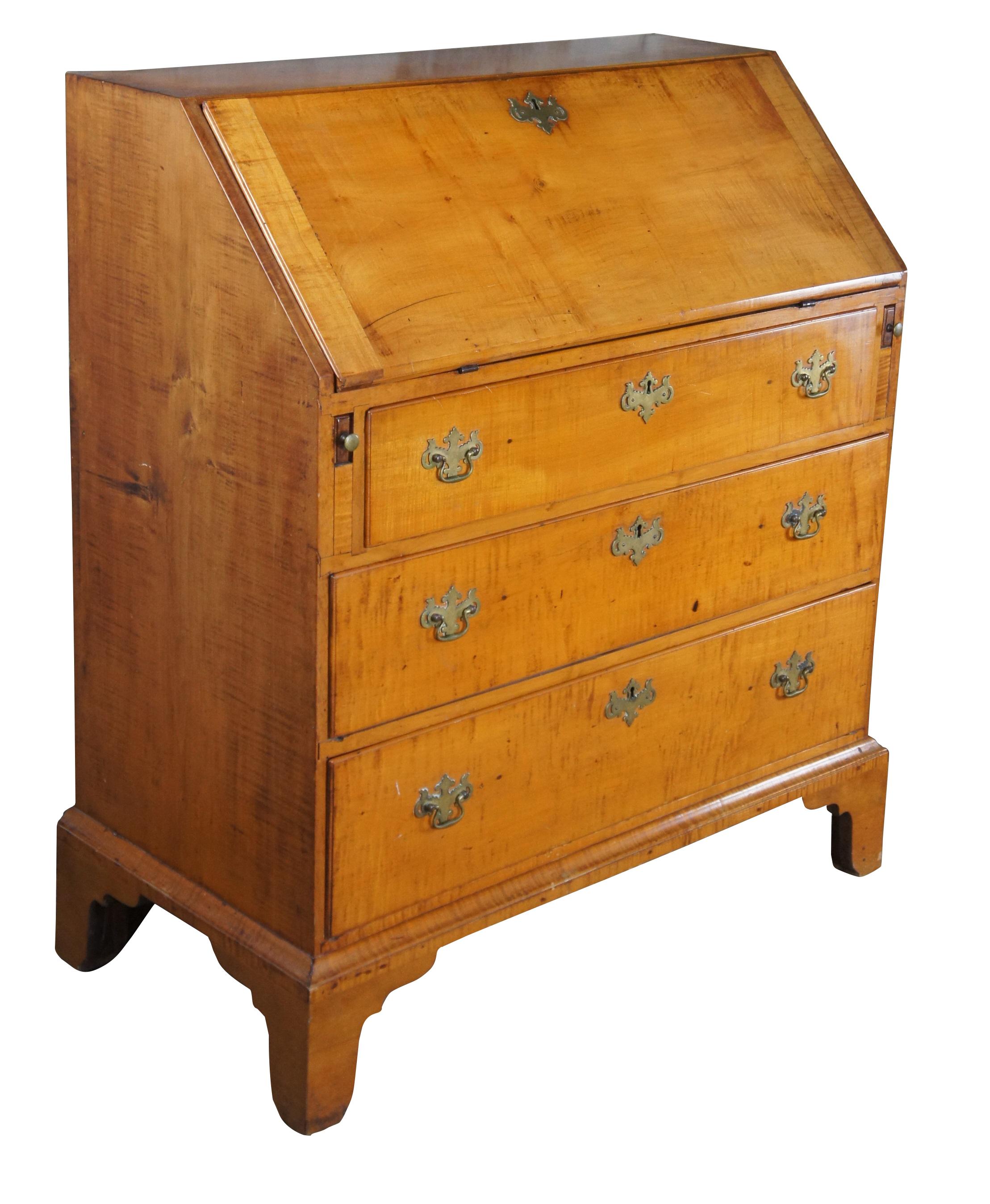Américain Ancien bureau secrétaire Chippendale en érable madré de la Nouvelle-Angleterre en vente