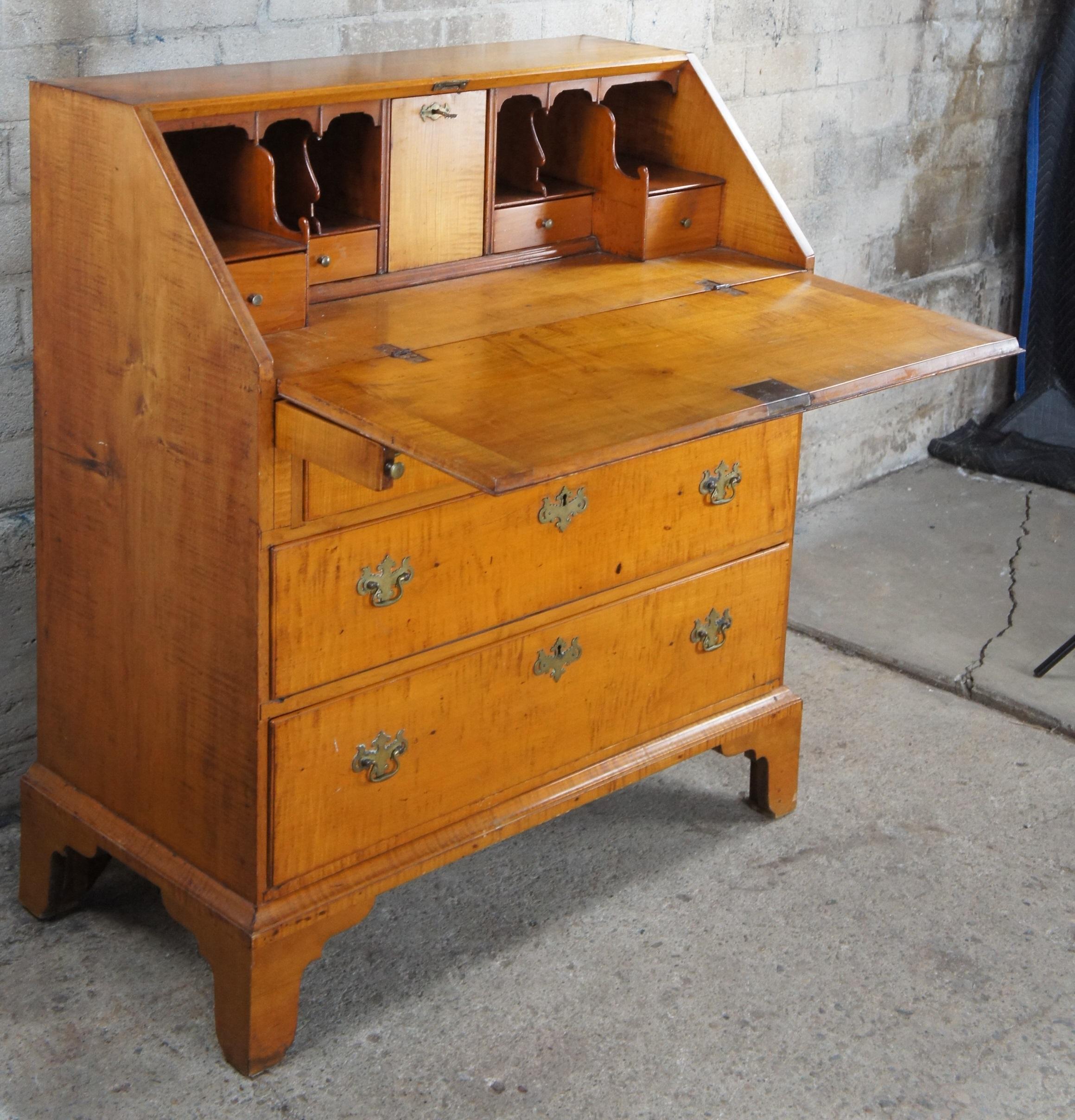 Ancien bureau secrétaire Chippendale en érable madré de la Nouvelle-Angleterre Bon état - En vente à Dayton, OH
