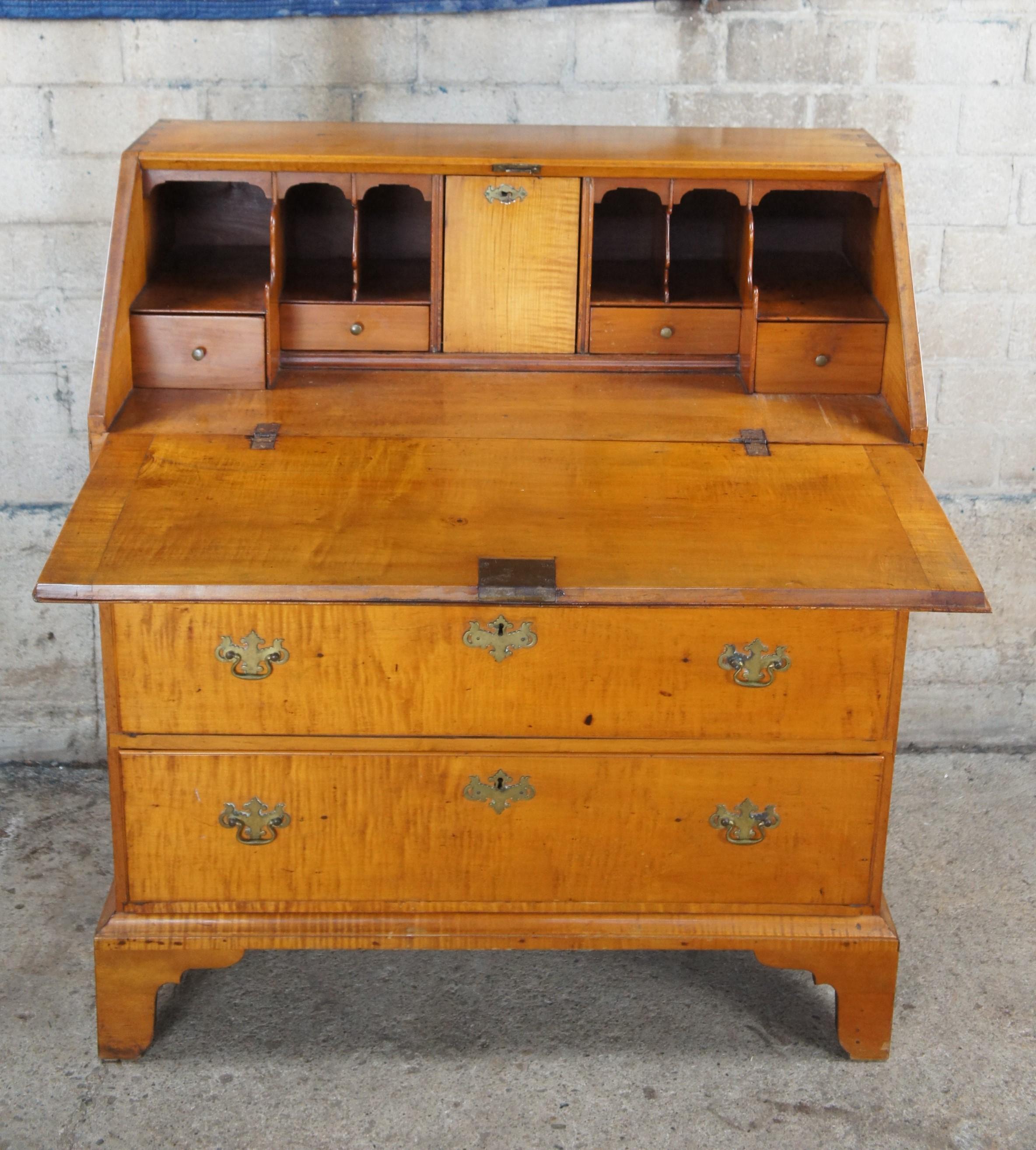 XIXe siècle Ancien bureau secrétaire Chippendale en érable madré de la Nouvelle-Angleterre en vente