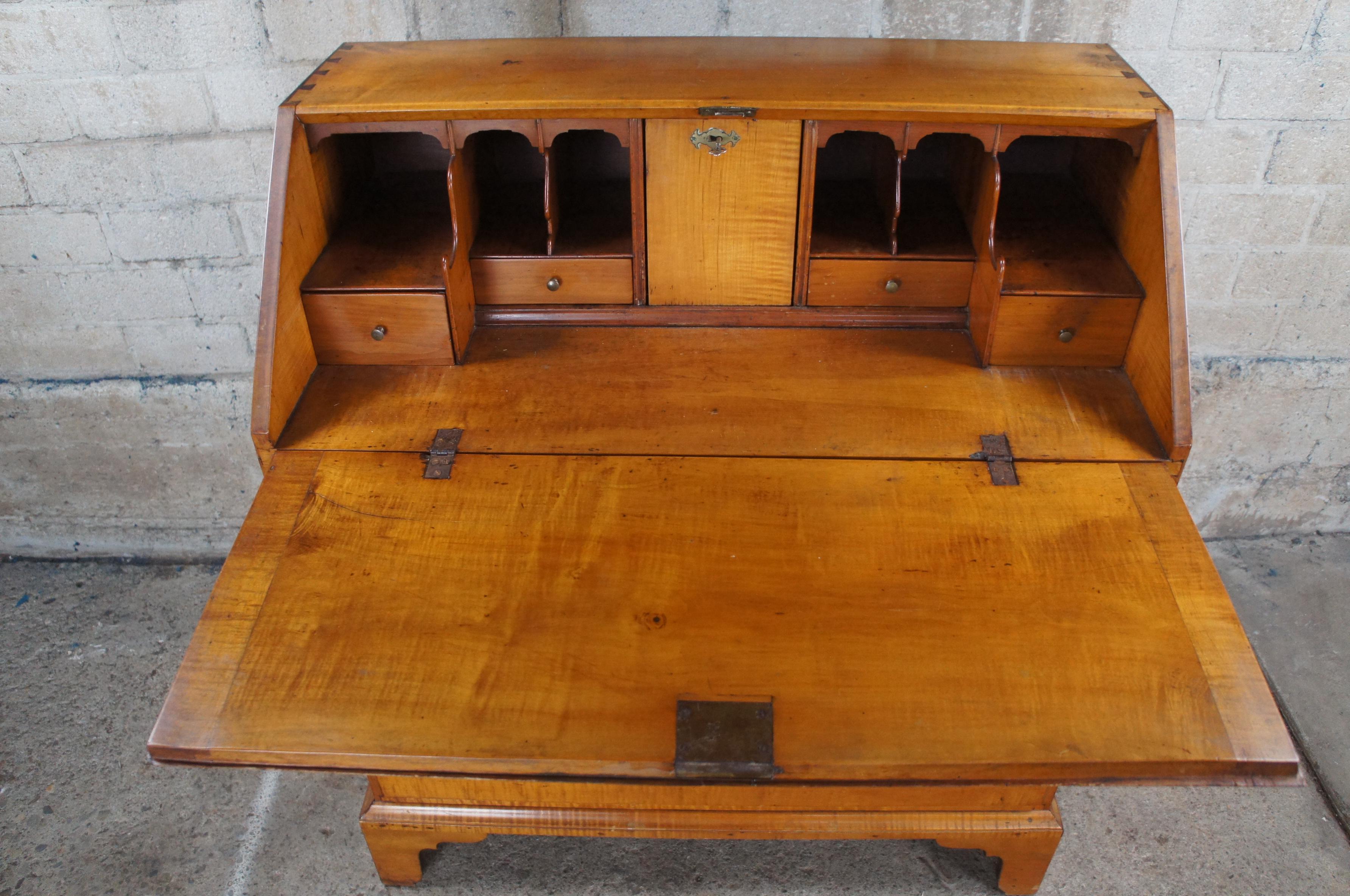 Laiton Ancien bureau secrétaire Chippendale en érable madré de la Nouvelle-Angleterre en vente
