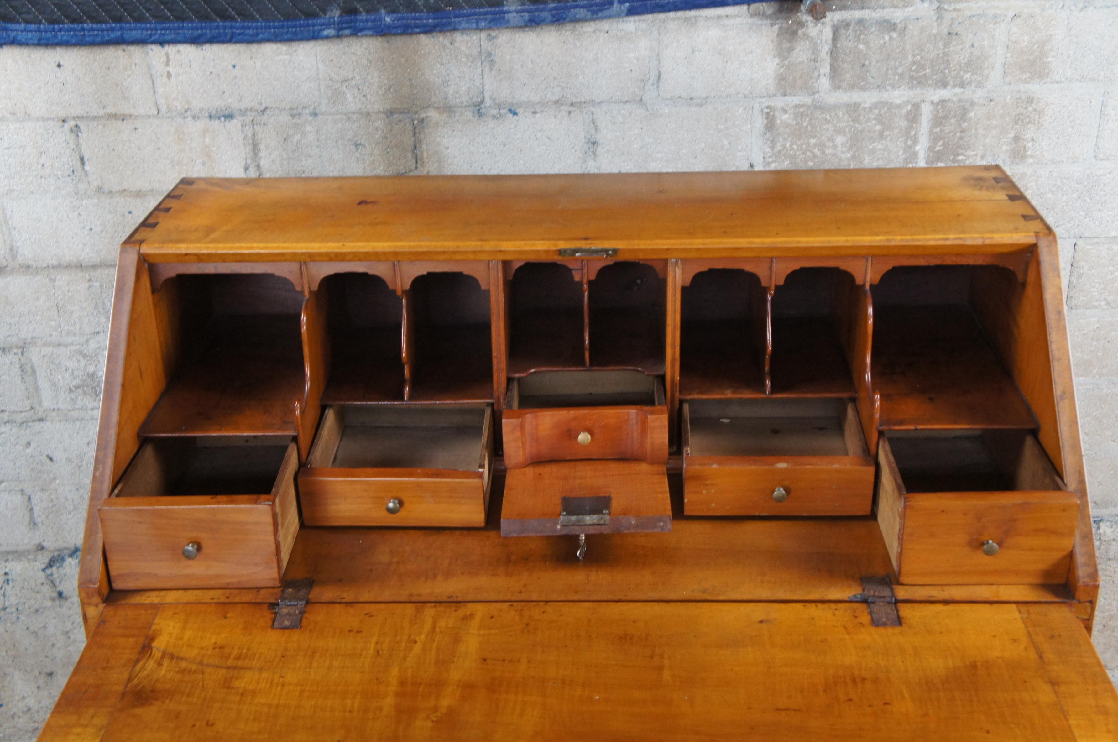 Ancien bureau secrétaire Chippendale en érable madré de la Nouvelle-Angleterre en vente 1