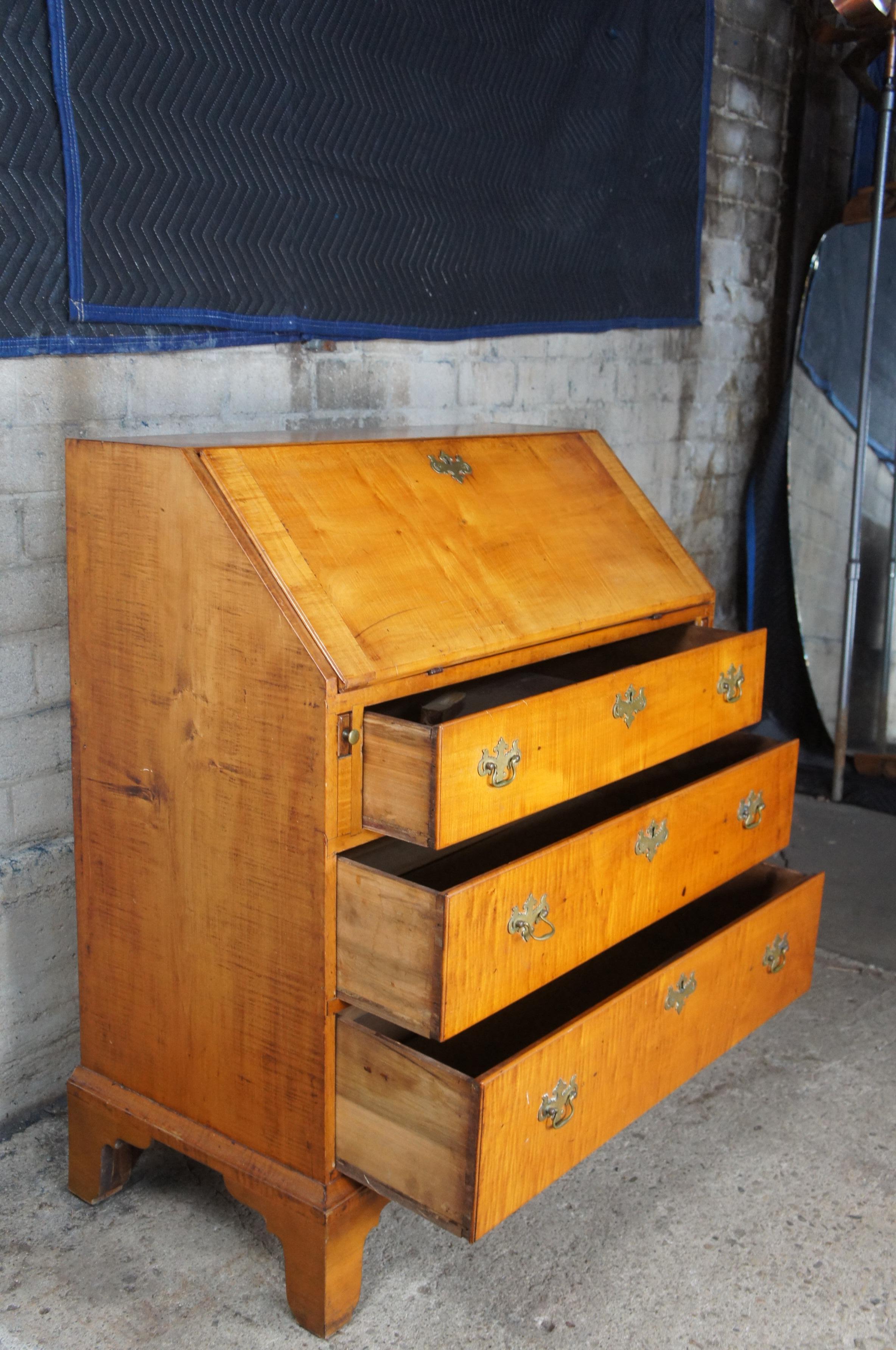 Ancien bureau secrétaire Chippendale en érable madré de la Nouvelle-Angleterre en vente 3