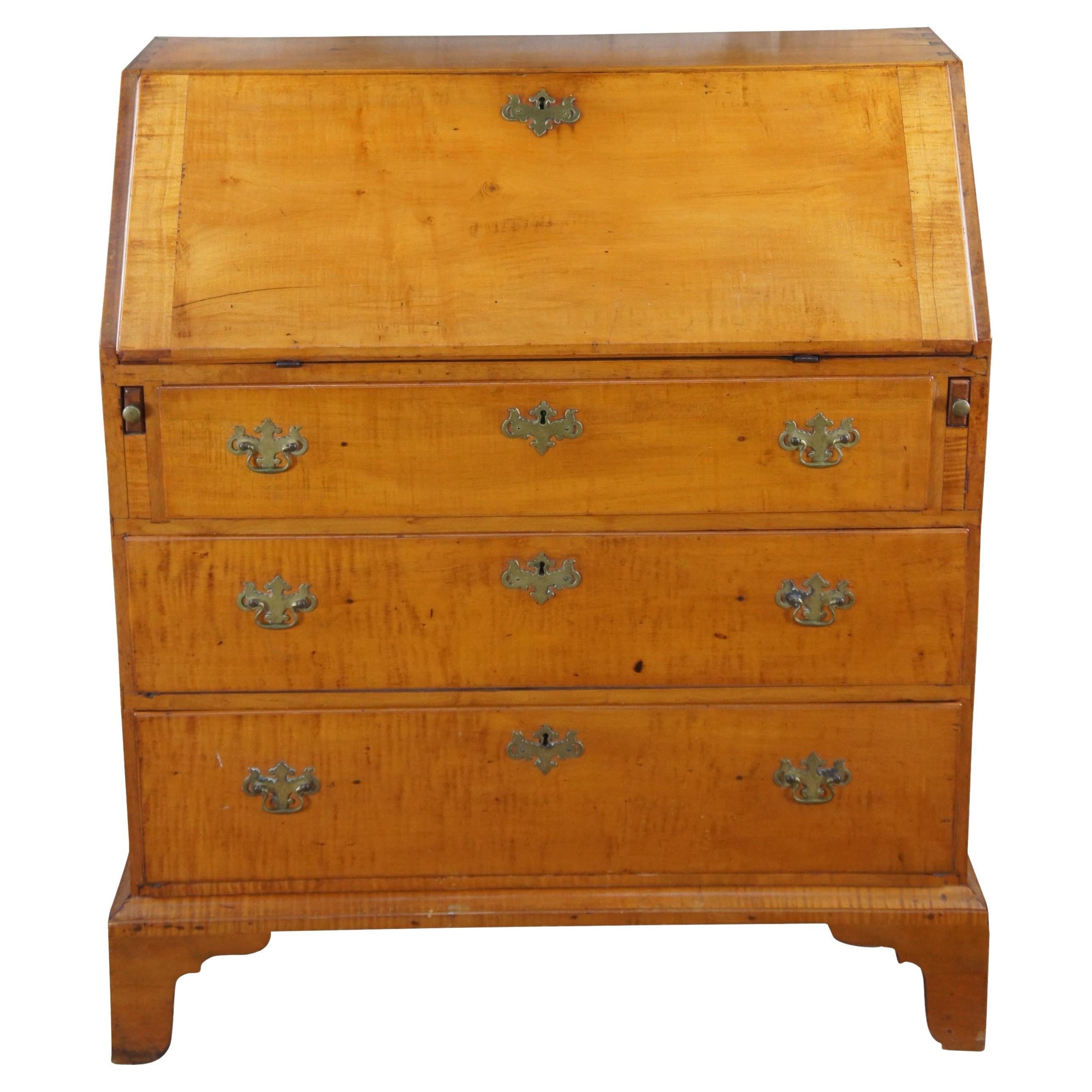 Ancien bureau secrétaire Chippendale en érable madré de la Nouvelle-Angleterre en vente