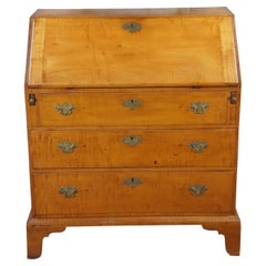 Ancien bureau secrétaire Chippendale en érable madré de la Nouvelle-Angleterre
