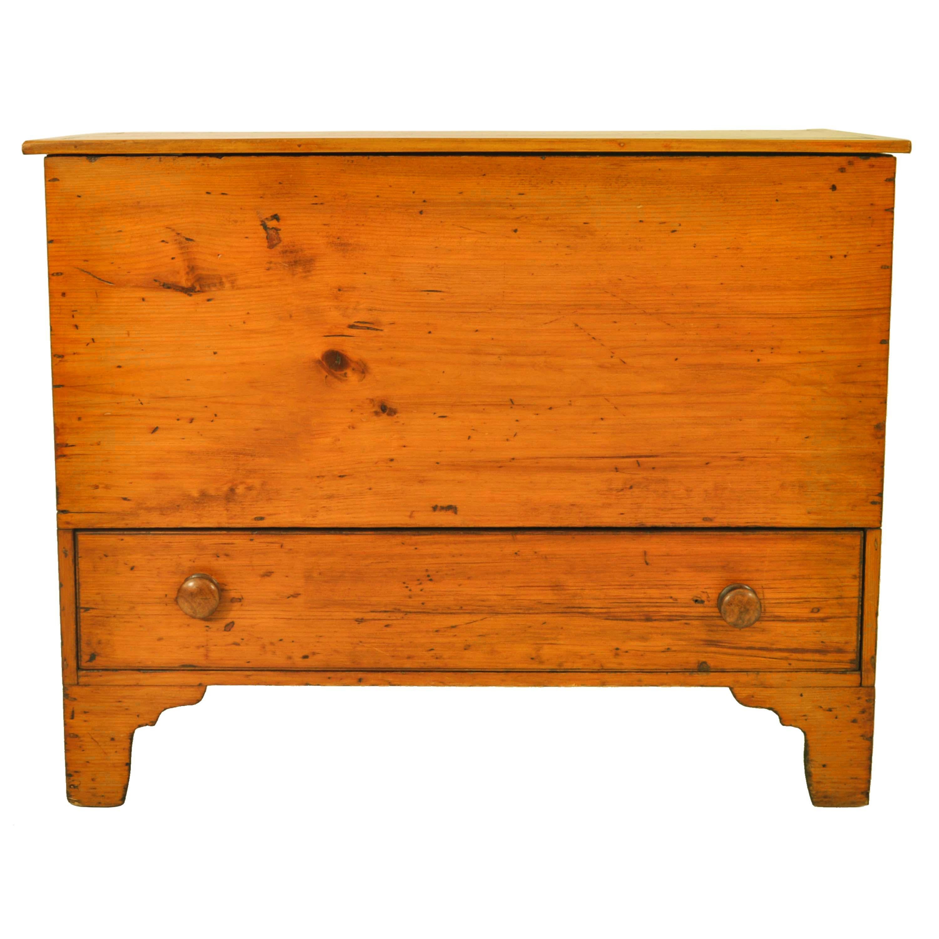 A good antique American Country Chippendale 'pumpkin' pine blanet box/mule chest, New England, circa 1790.
The hinged lid revealing a storage area with a lidded till to the left, the base having a single long drawer with bun shaped pulls, the chest