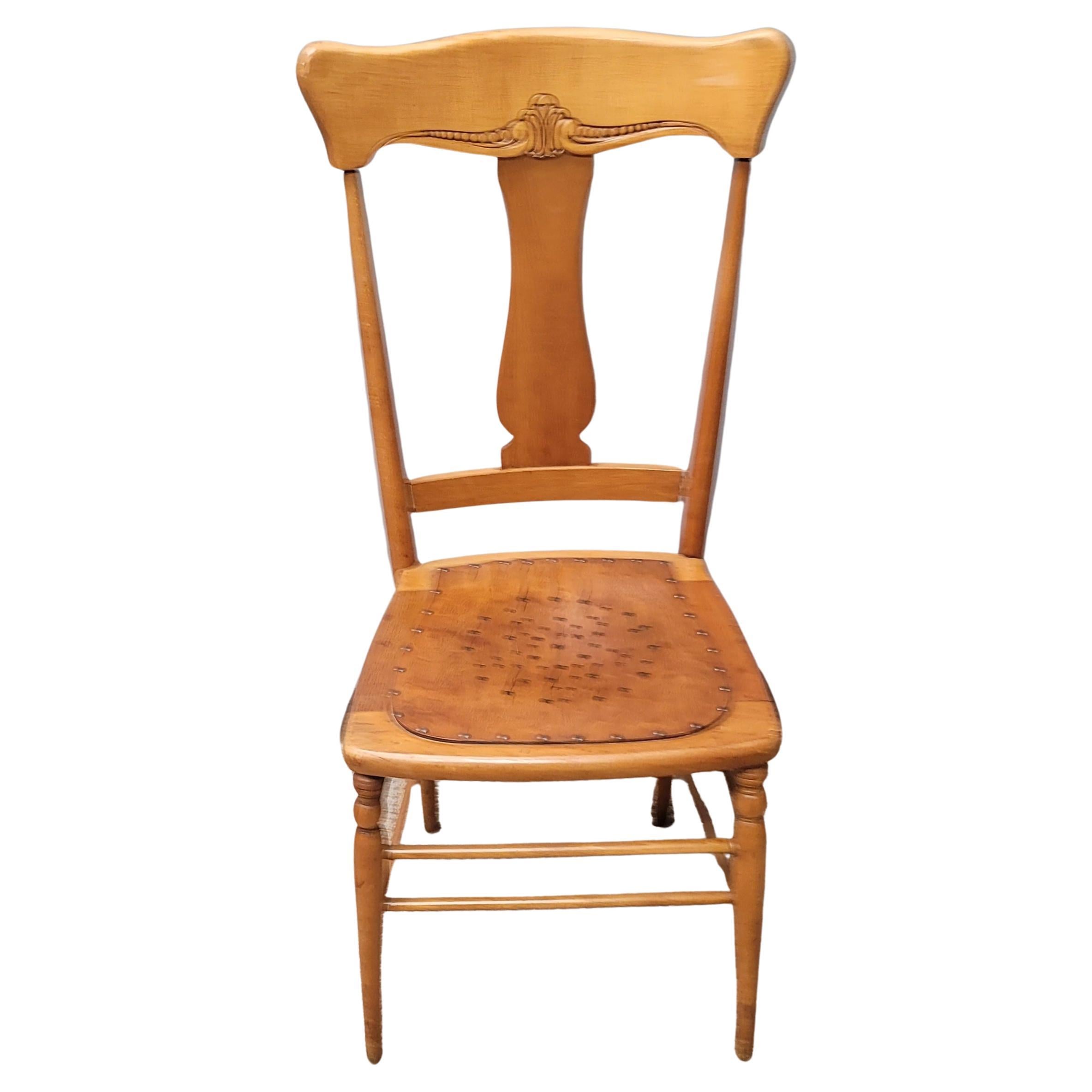 Une rare chaise en érable à dossier en T de la Nouvelle-Angleterre en très bon état d'antiquité.
Chaise ancienne en érable, siège à trous, siège perforé, chaise primitive, rustique, chaise de bureau, chaise de salle à manger, chaise de cuisine,