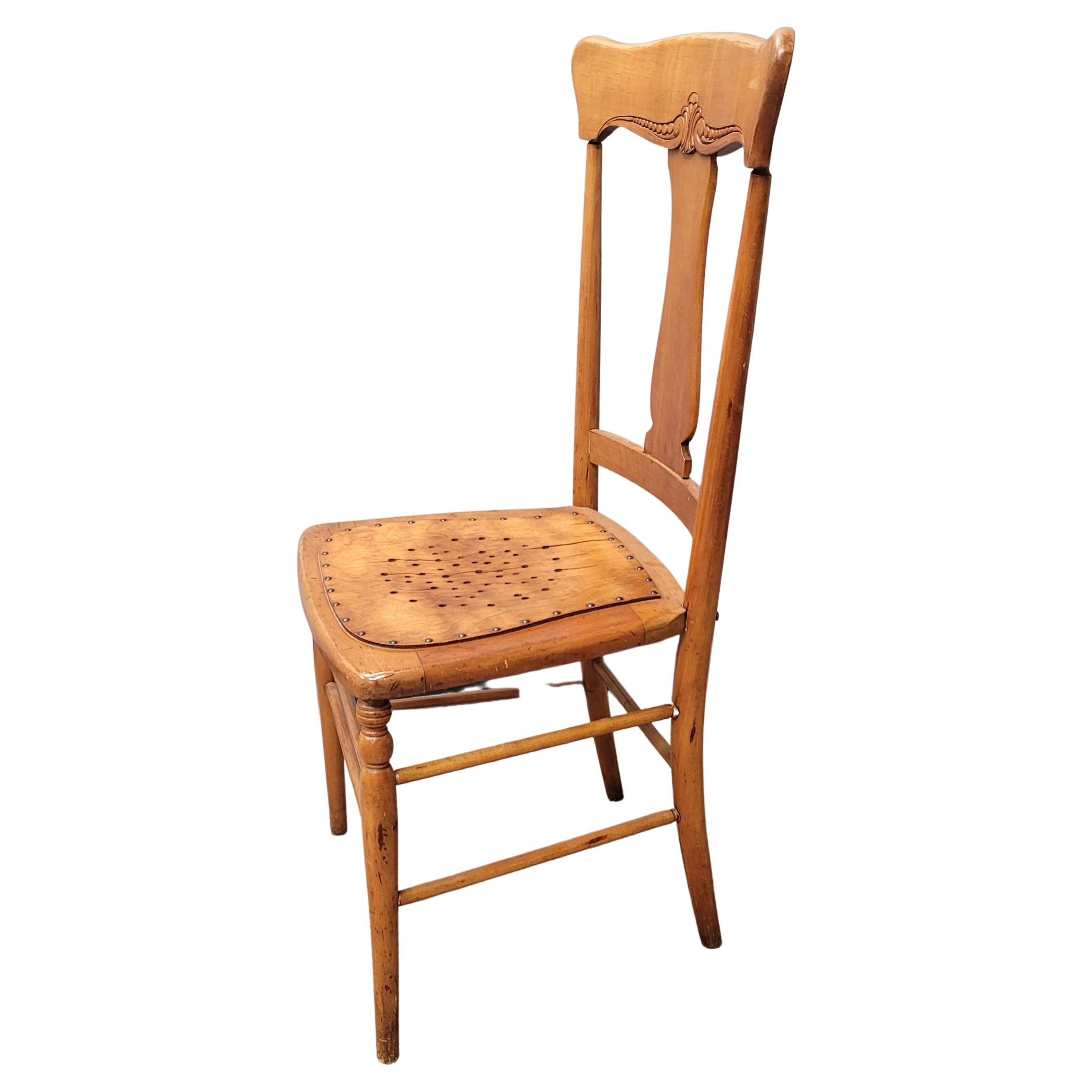 Américain Chaise ancienne en érable de la Nouvelle-Angleterre à dossier en T et assise perforée, années 1880 en vente