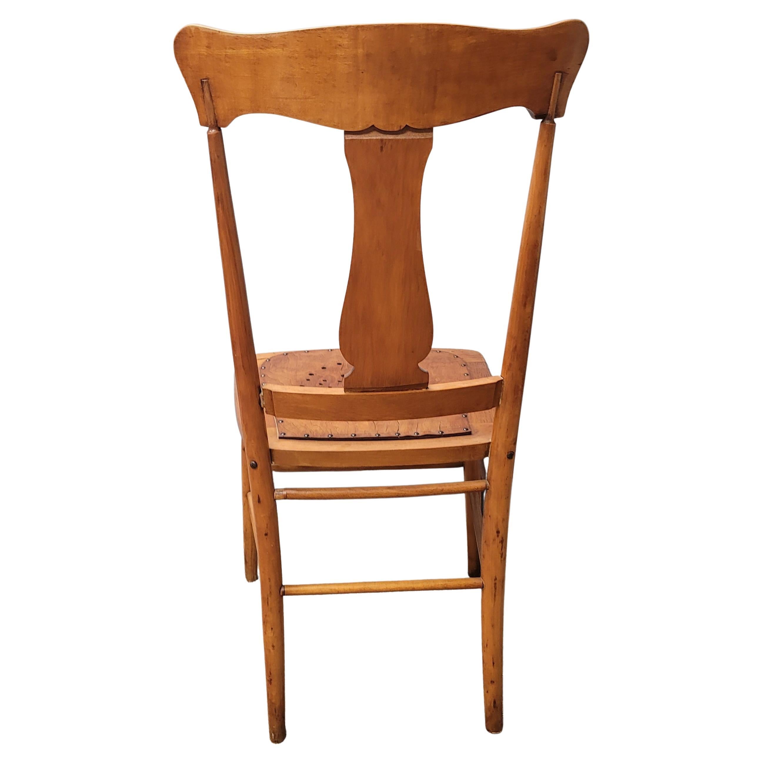 Travail du bois Chaise ancienne en érable de la Nouvelle-Angleterre à dossier en T et assise perforée, années 1880 en vente
