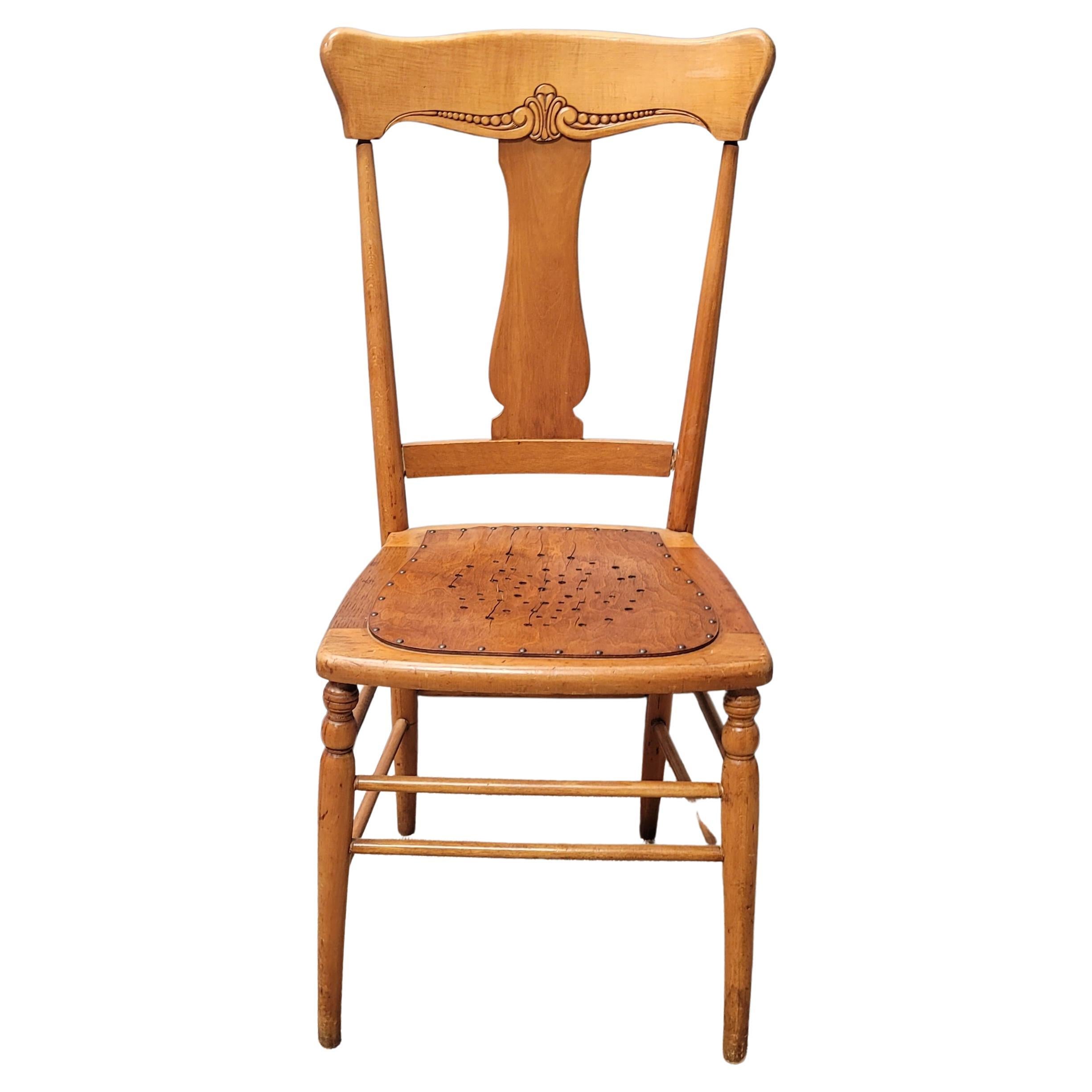 Chaise ancienne en érable de la Nouvelle-Angleterre à dossier en T et assise perforée, années 1880