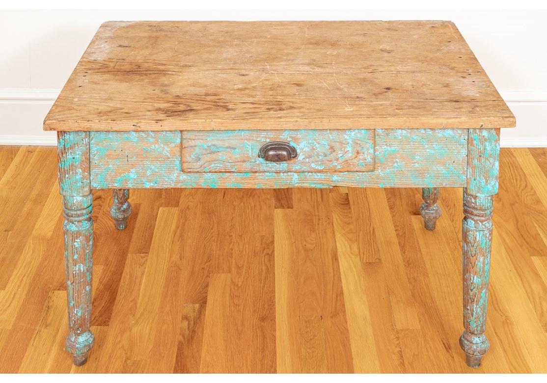 Ein sehr solide gefertigter Arbeitstisch aus dem 19. Jahrhundert mit Naturplatte und mit Türkisfarbe verzierten Beinen und Schürze aus New Mexico. Der Tisch hat stark gedrechselte Beine, eine Werkzeugschublade mit Bin-Pull-Griff und ist in einer