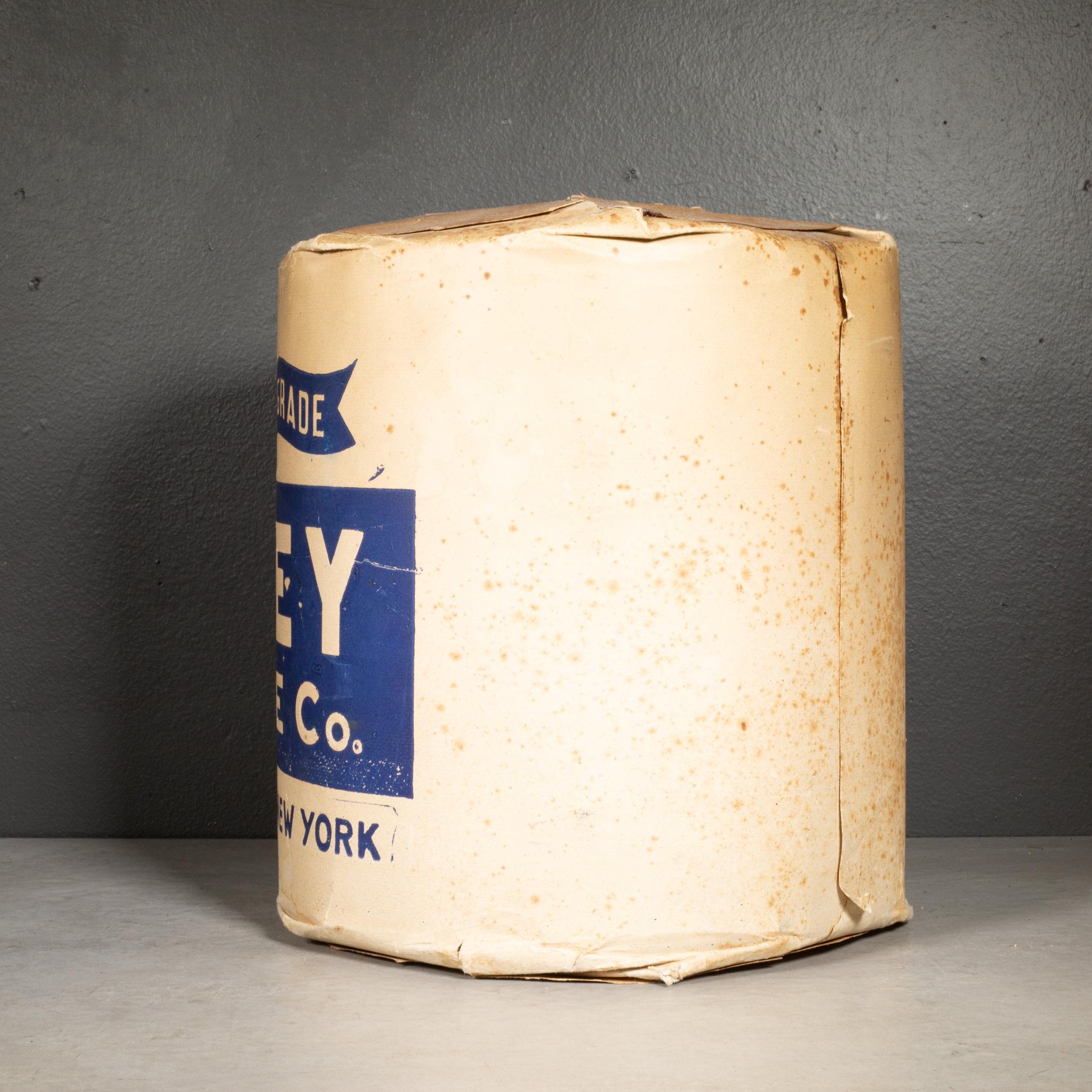 À PROPOS DE

Nouvelle bobine de ficelle Dixey de stock avec des graphiques vifs. Fabriqué à Brooklyn, NY vers 1920.

Représenté avec un modèle de main grandeur nature pour l'échelle. 

    CRÉATEUR Dixey Twine Co., Brooklyn, NY. 
    DATE DE