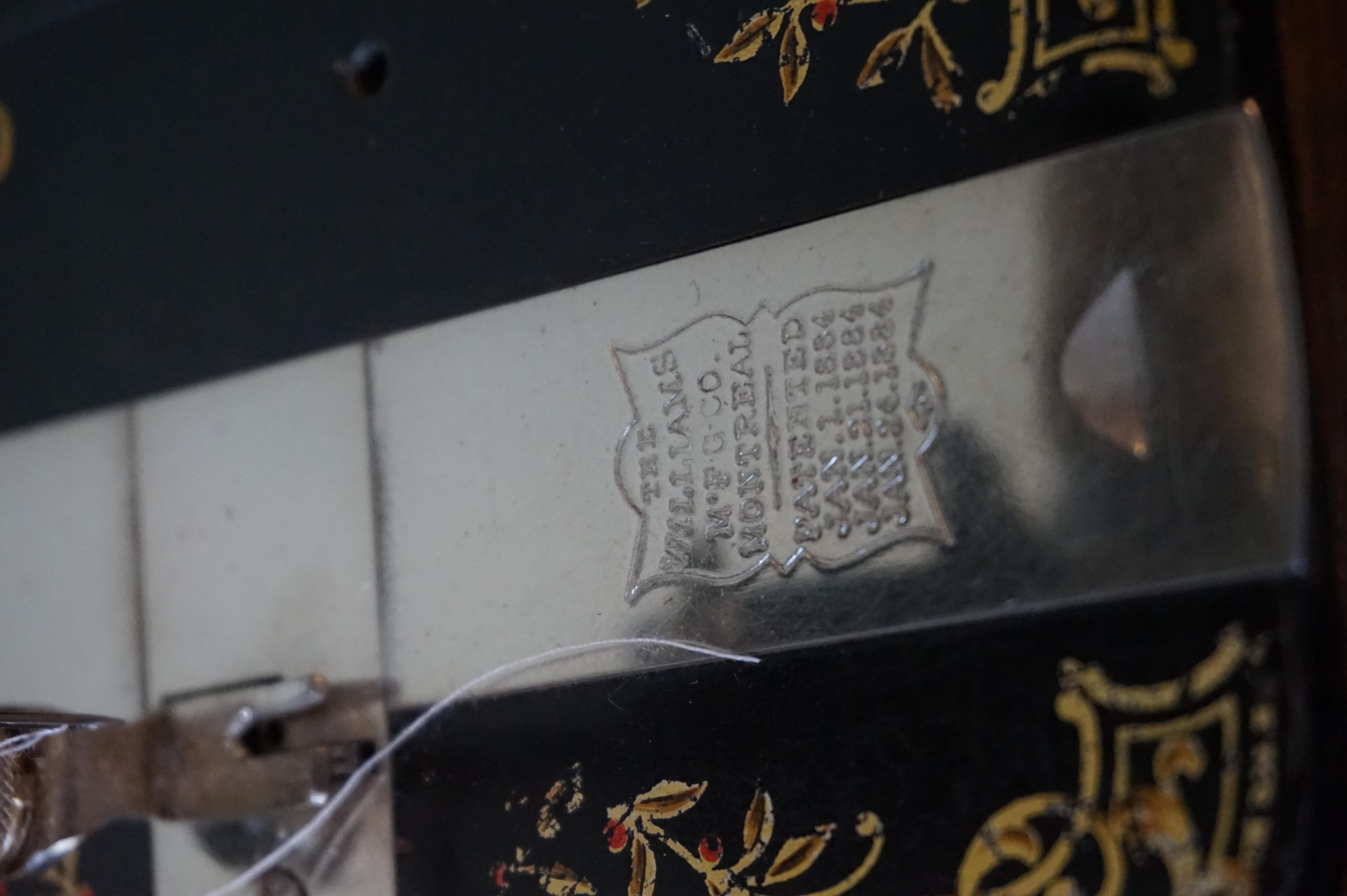 Antico Nuovo William Arts & Crafts in pelle con cinghia a pedale per cucire macchina Cum Table in vendita 4