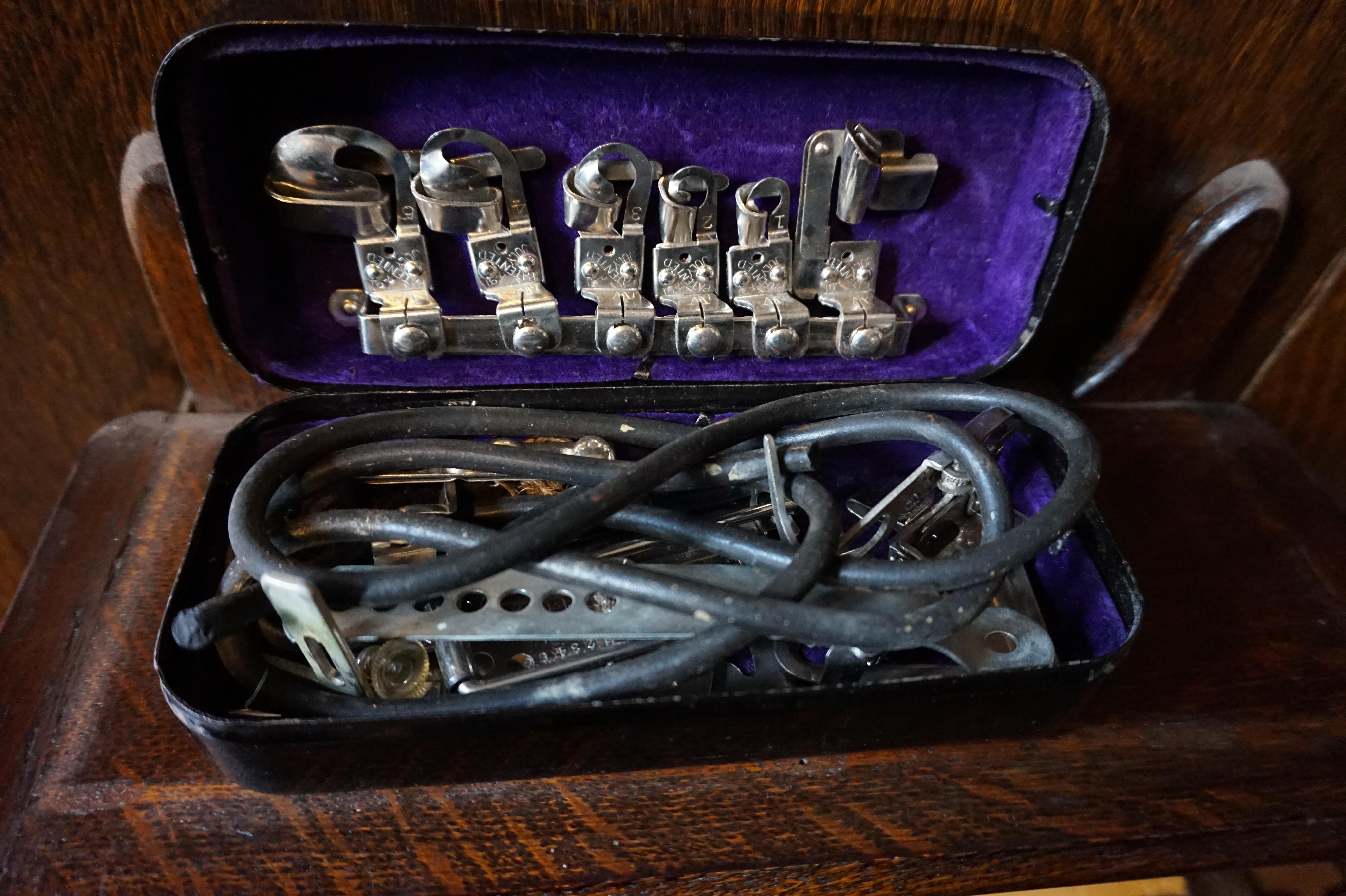 Antiker New Williams Arts & Crafts Leder Treadle Belt Sewing Machine Cum Tisch, Vintage (Handgefertigt) im Angebot