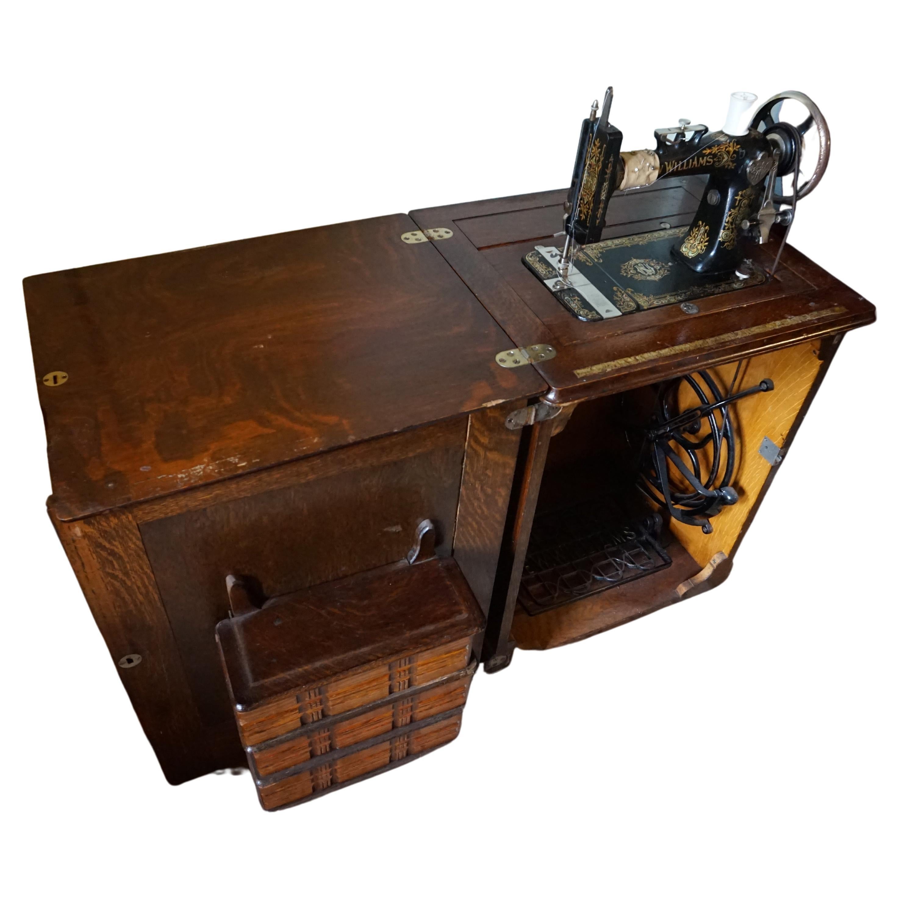 Antiker New Williams Arts & Crafts Leder Treadle Belt Sewing Machine Cum Tisch, Vintage