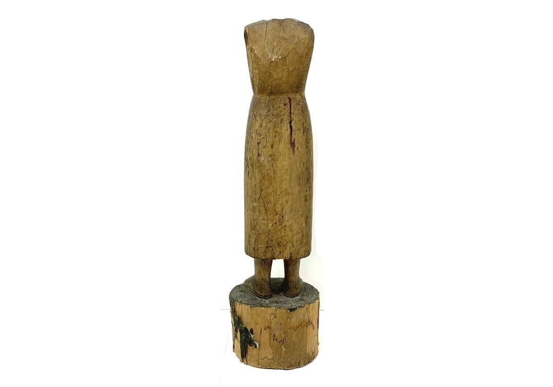 Figura tallada en madera de un santo del Nuevo Mundo etiquetado como S. Pedro (es decir, San Pedro) que conserva parte de la pintura verde oscura original. Lleva una etiqueta en la parte delantera. La figura habría tenido brazos y cabeza hechos por