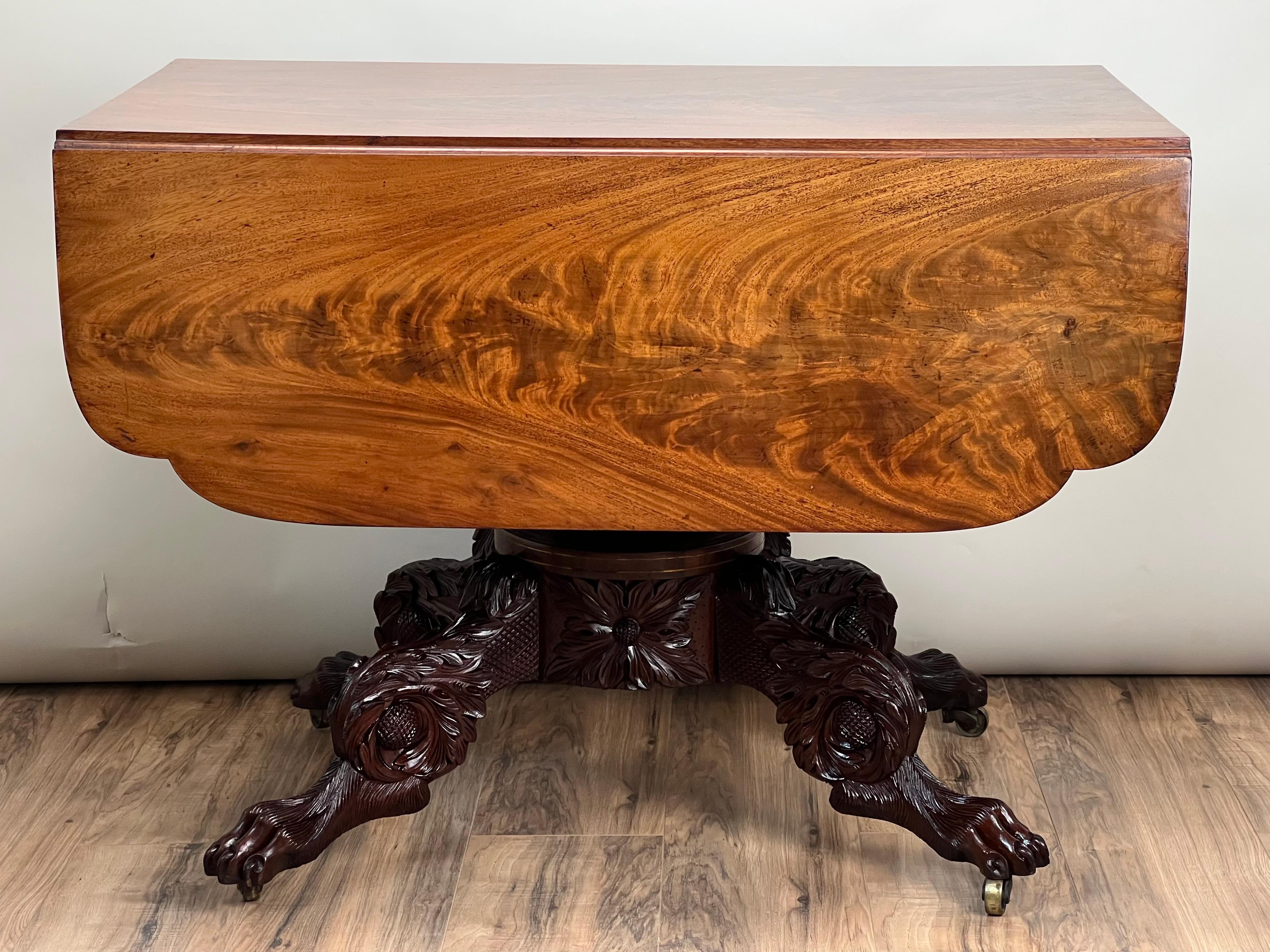 Cette ancienne table à abattant en acajou de la période fédérale de New York, datant d'environ 1830, est un exemple étonnant de l'artisanat américain du début du XIXe siècle. Le plateau en acajou massif flammé présente un motif de grain riche et