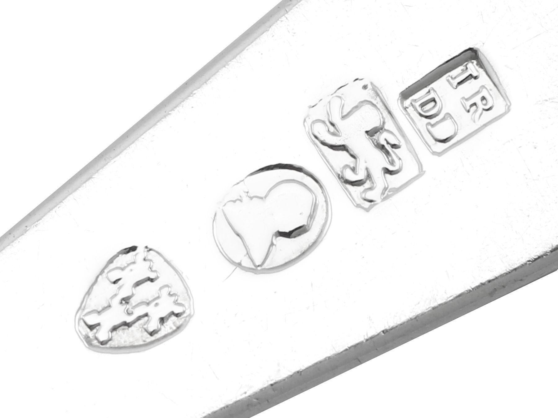 Fin du XVIIIe siècle Anciennes cuillères de service Newcastle en argent sterling à motif anglais ancien en vente