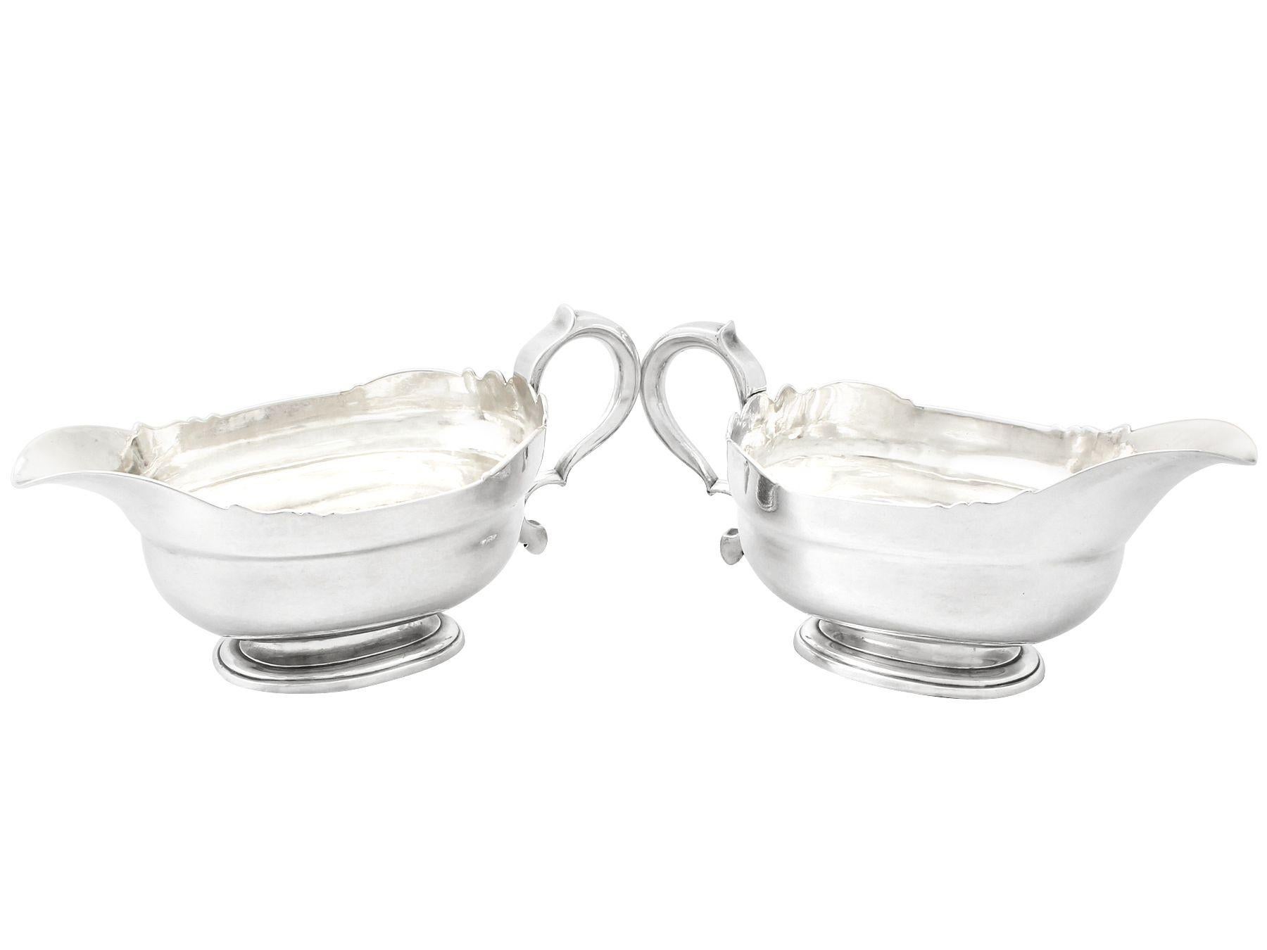 George II Antique Newcastle Sauceboats / Saucières à sauce en argent sterling en vente