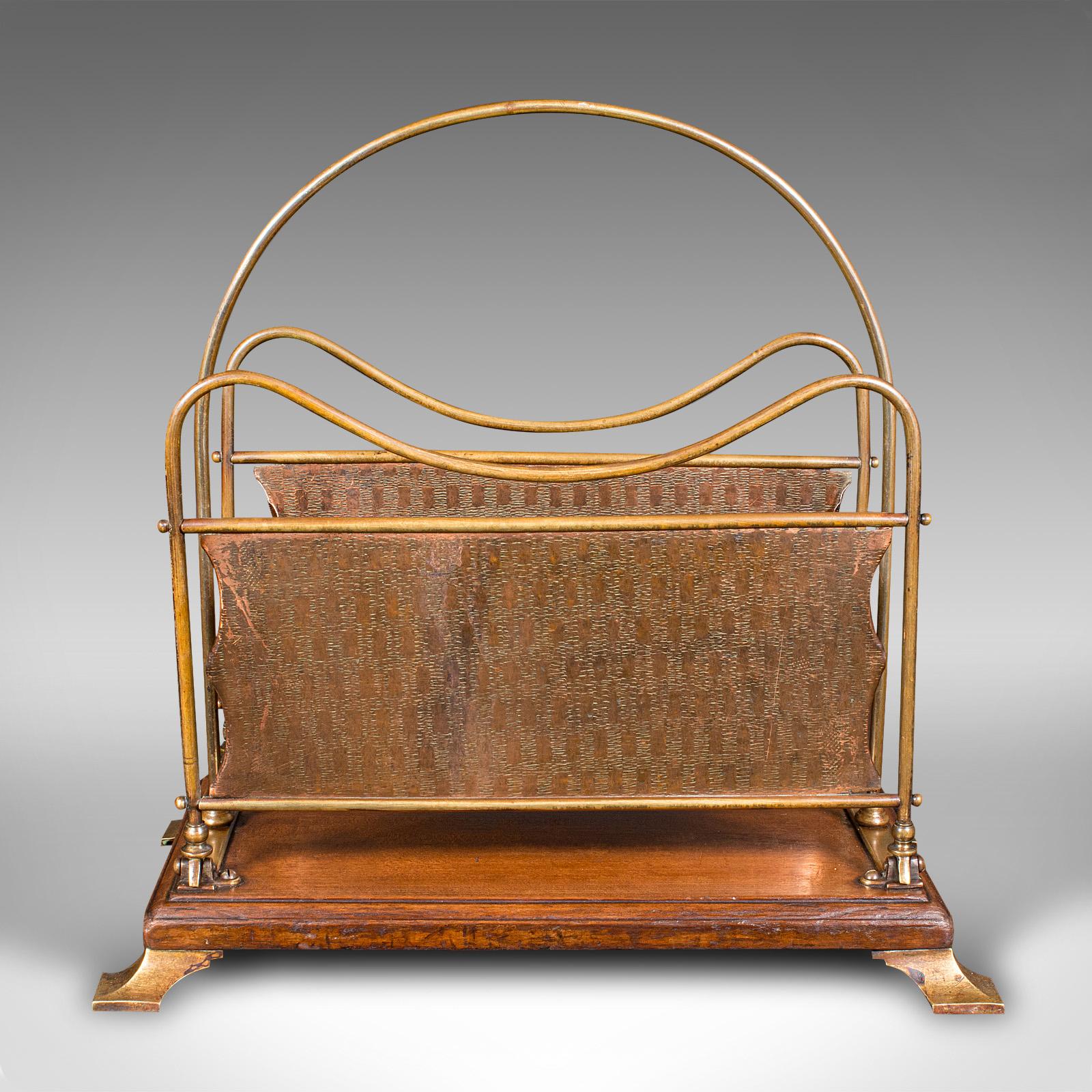 
Il s'agit d'un porte-journaux ancien. Porte-revues à deux segments en laiton, cuivre et noyer, datant de la fin de la période victorienne, vers 1900.

Un porte-journaux de table agréablement complexe et habilement exécuté
Présente une patine
