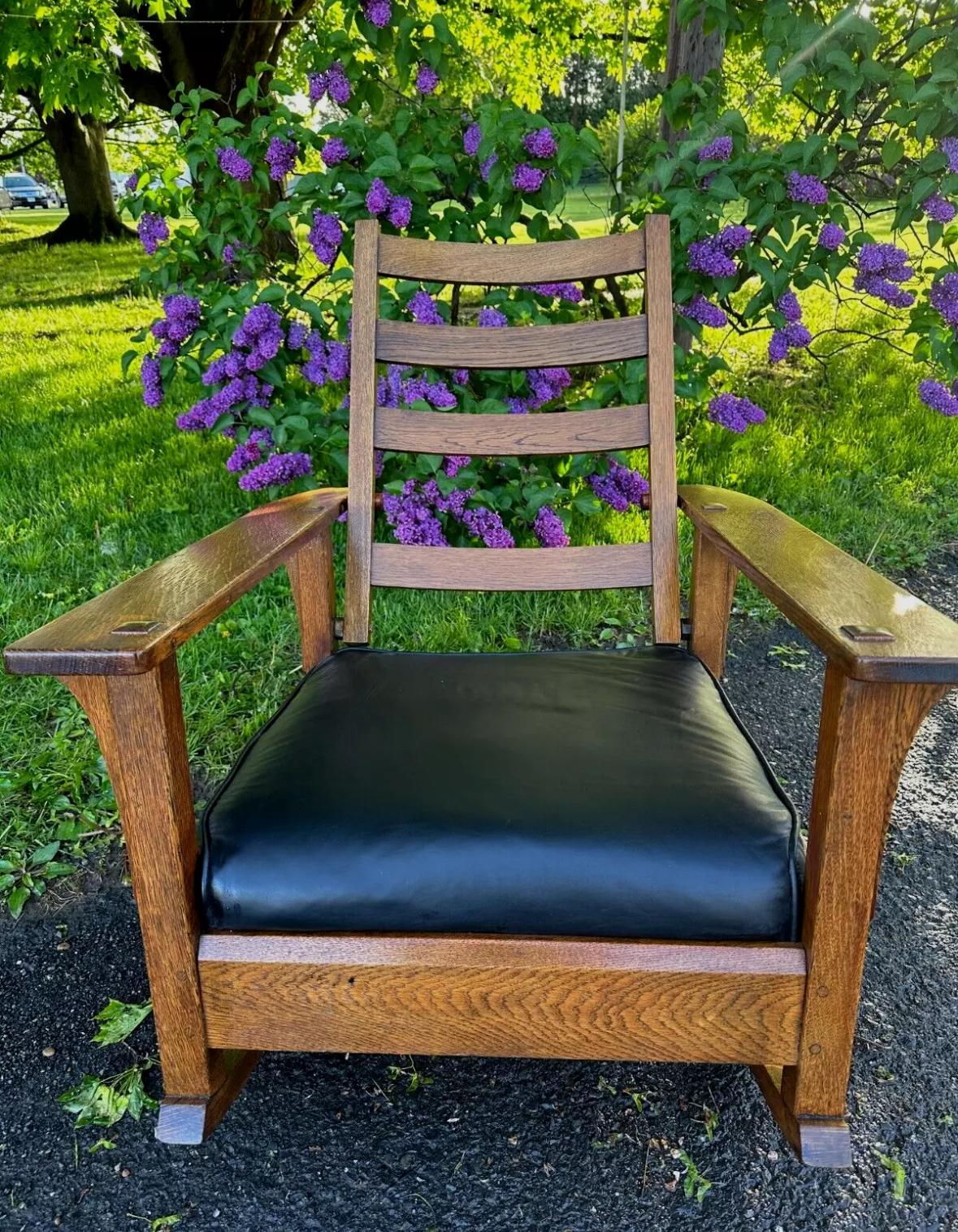Américain Belle chaise à bascule Stickley Morris de L&JG du début des années 1900 en vente