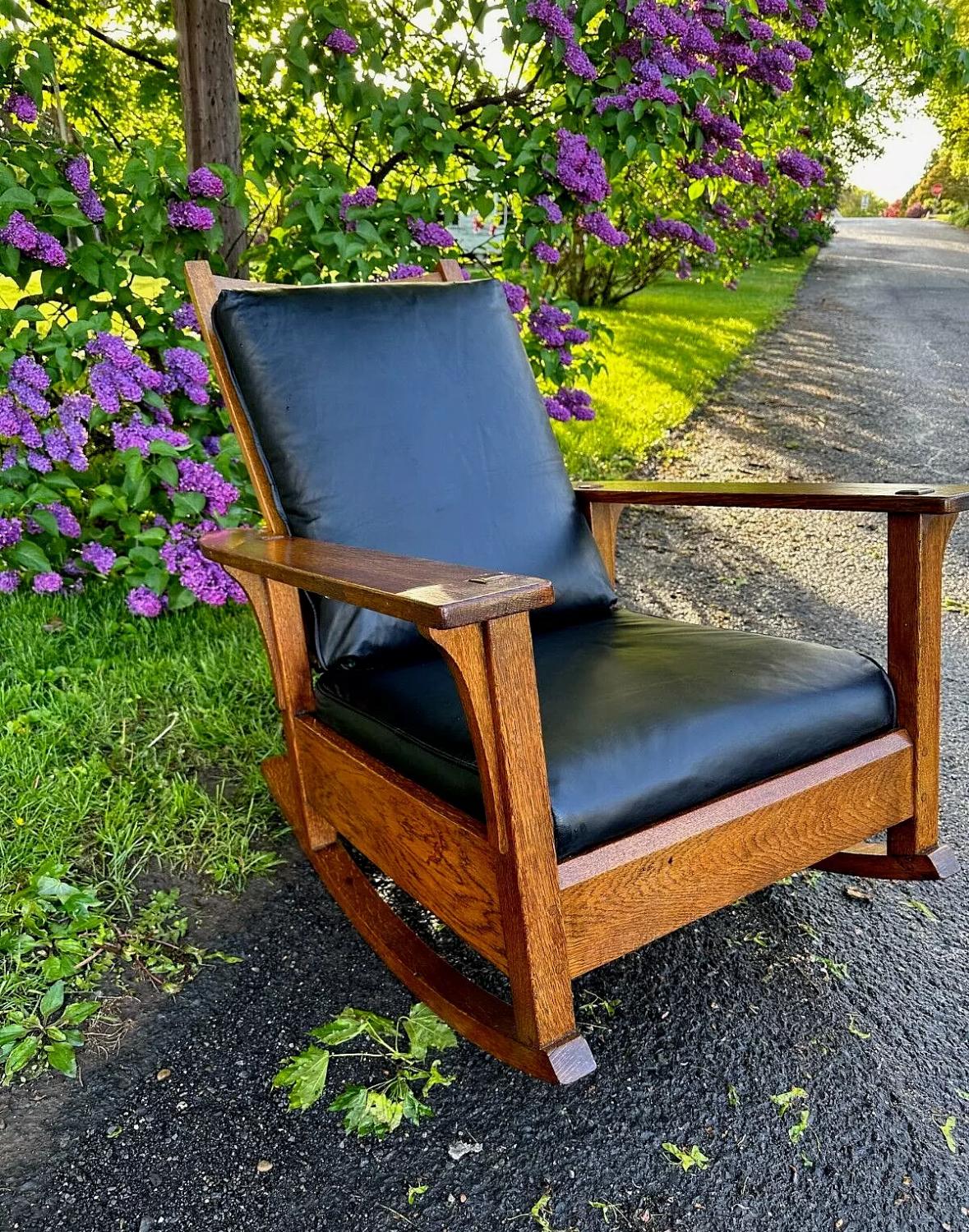Belle chaise à bascule Stickley Morris de L&JG du début des années 1900

Cette chaise est en excellent état. L'assise et le coussin du dossier d'origine ont été recouverts de cuir noir filé à la main avec un rembourrage en coton et en poils (pas