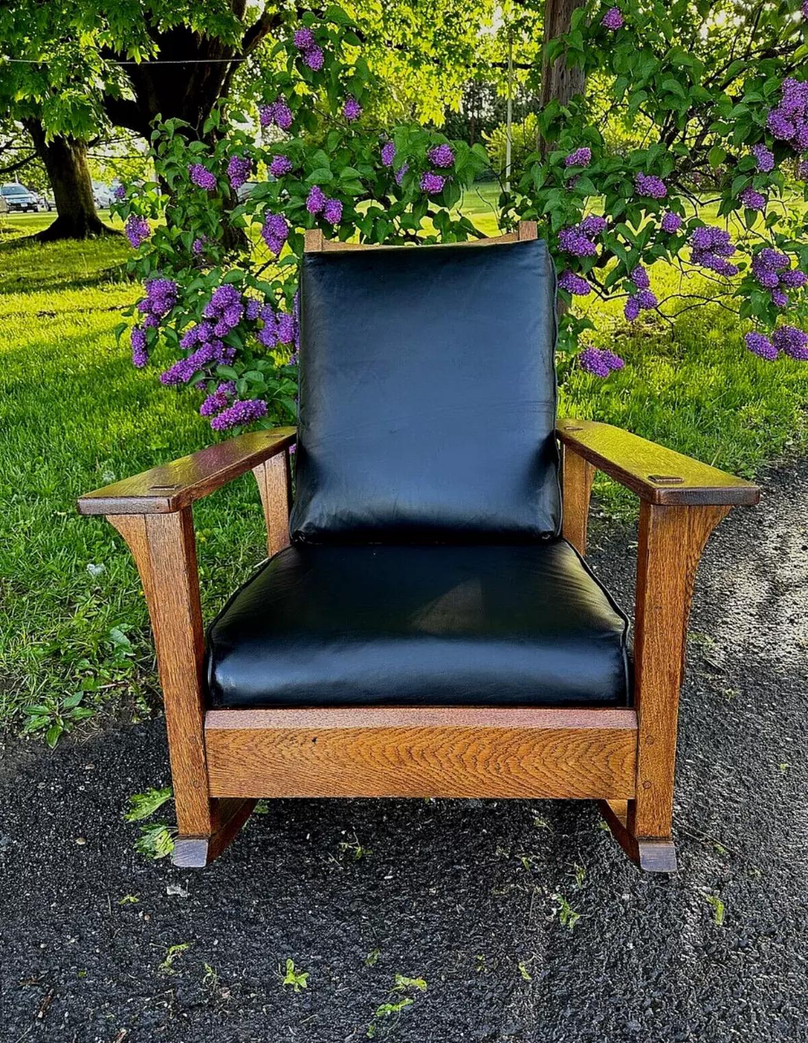 Arts and Crafts Belle chaise à bascule Stickley Morris de L&JG du début des années 1900 en vente