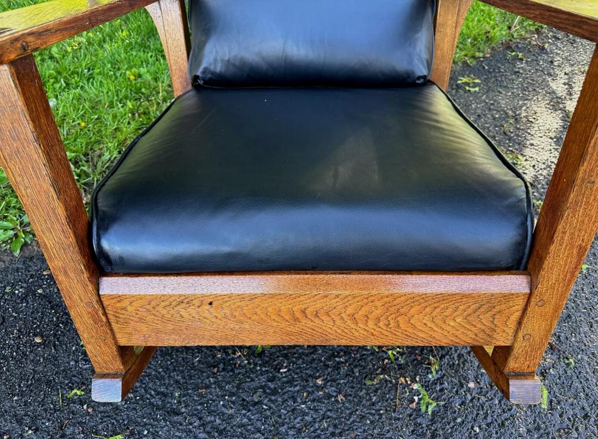 Belle chaise à bascule Stickley Morris de L&JG du début des années 1900 en vente 11