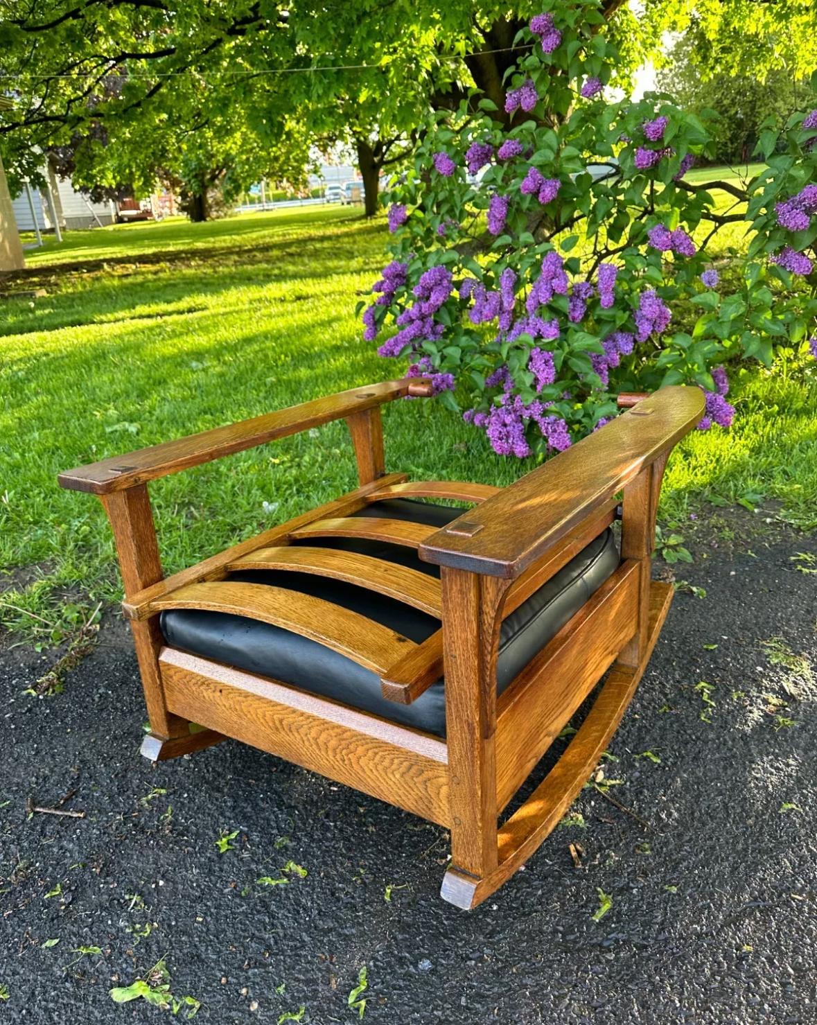 Belle chaise à bascule Stickley Morris de L&JG du début des années 1900 Bon état - En vente à Shamokin Dam, PA