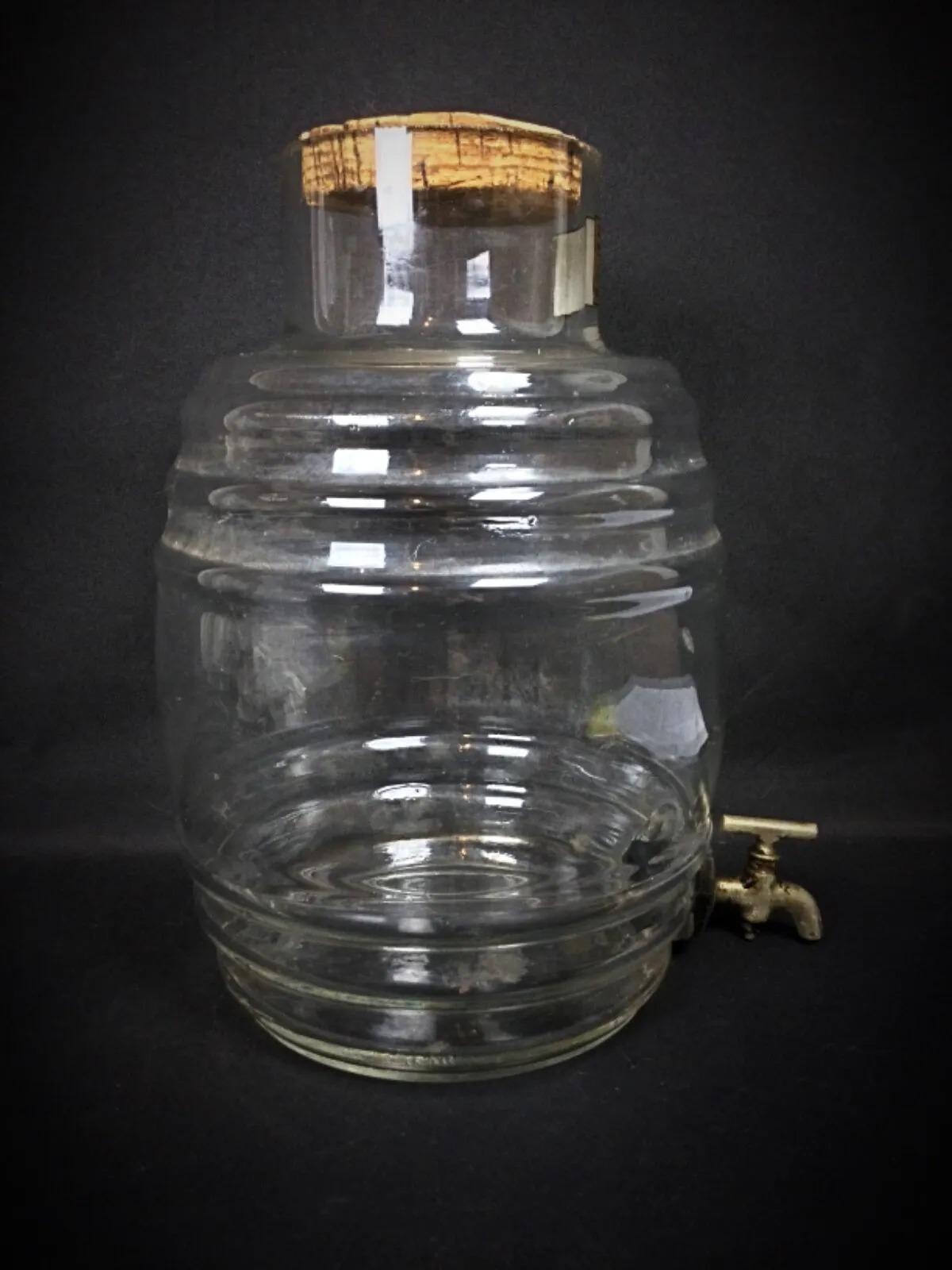 This antique perfume dispenser jar, used as an advertising display by Nicerose France, is in good condition. The interior requires cleaning, and there are some very minor scratches. The faucet shows slight oxidation. Please refer to the photos for a