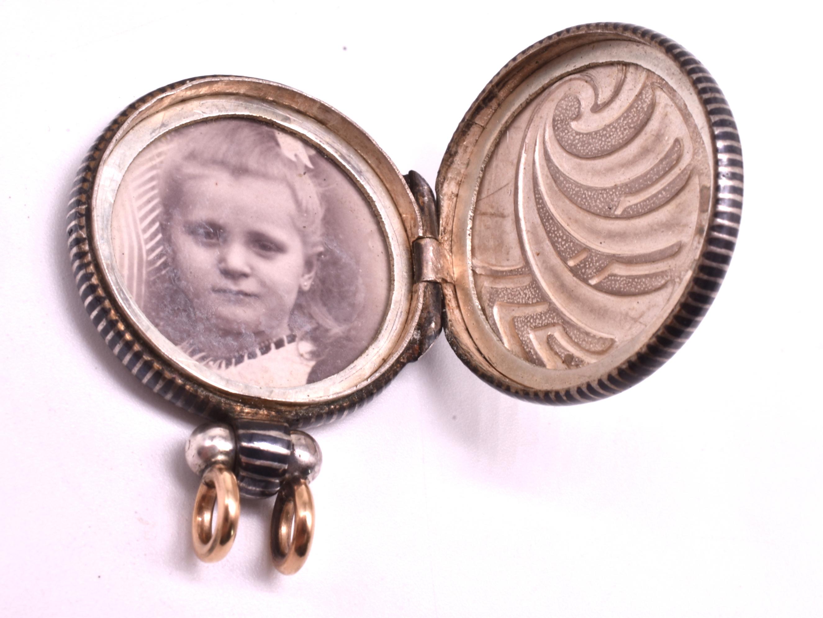 A lovely Victorian Niello locket with a pleasing graphic design on its face and back in black enamel and silver. This most unusual locket would look wonderful hanging from your silver chain. The locket has a bold Wiener Workstatte style (English: