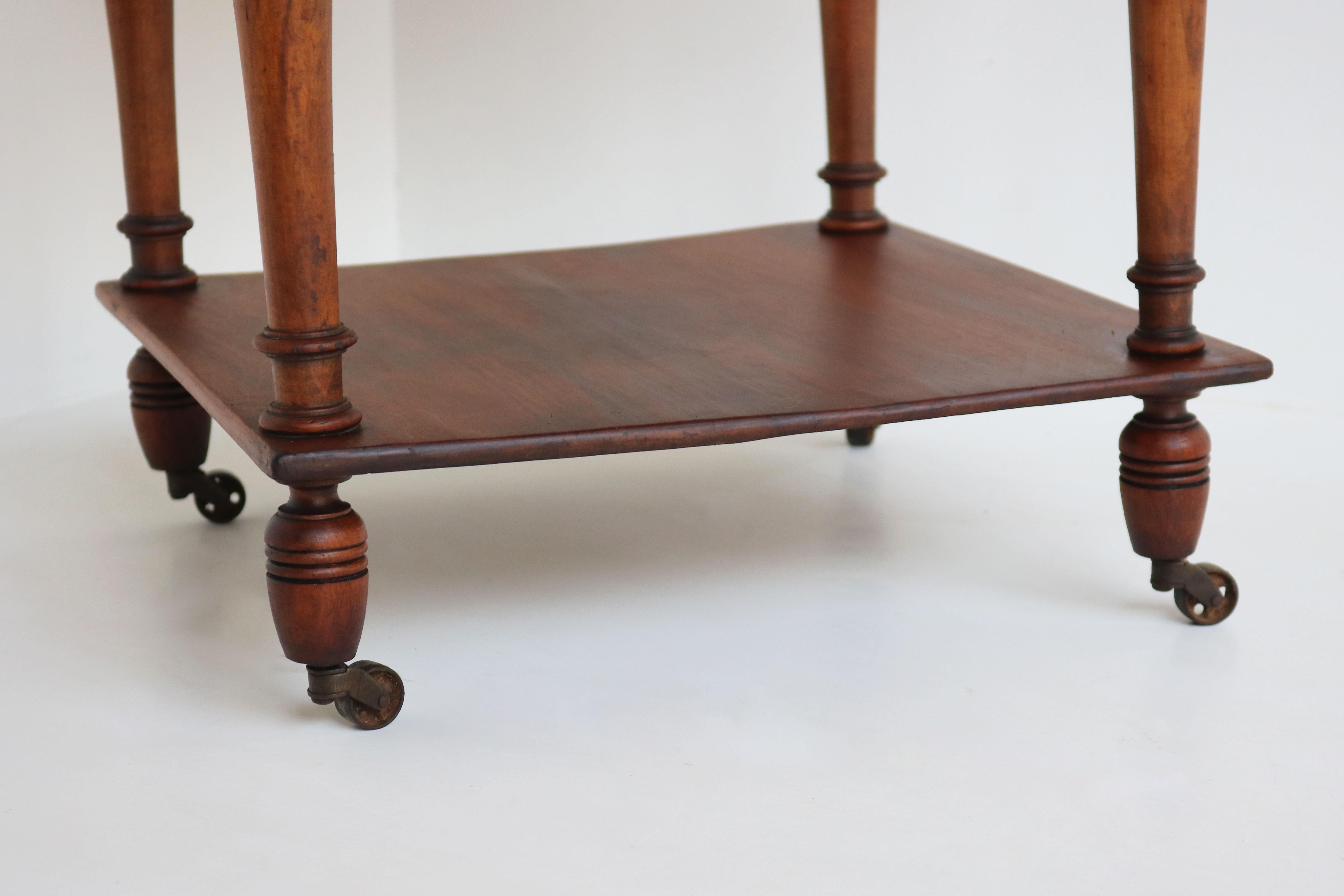 Table de nuit / table de chevet ancienne du 19ème siècle en bois fruitier et plateau en marbre de Carrare en vente 1
