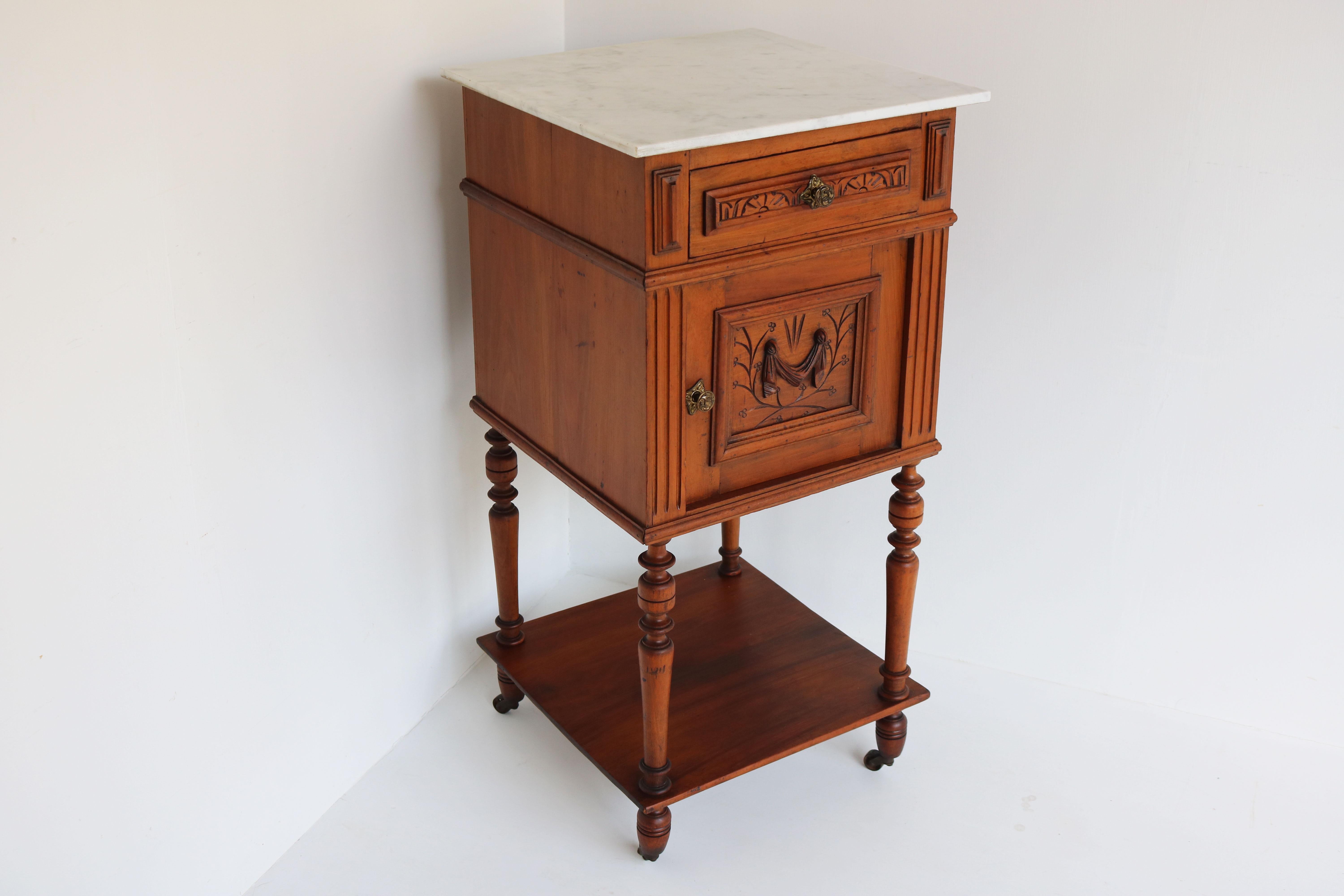 Table de nuit / table de chevet ancienne du 19ème siècle en bois fruitier et plateau en marbre de Carrare en vente 2