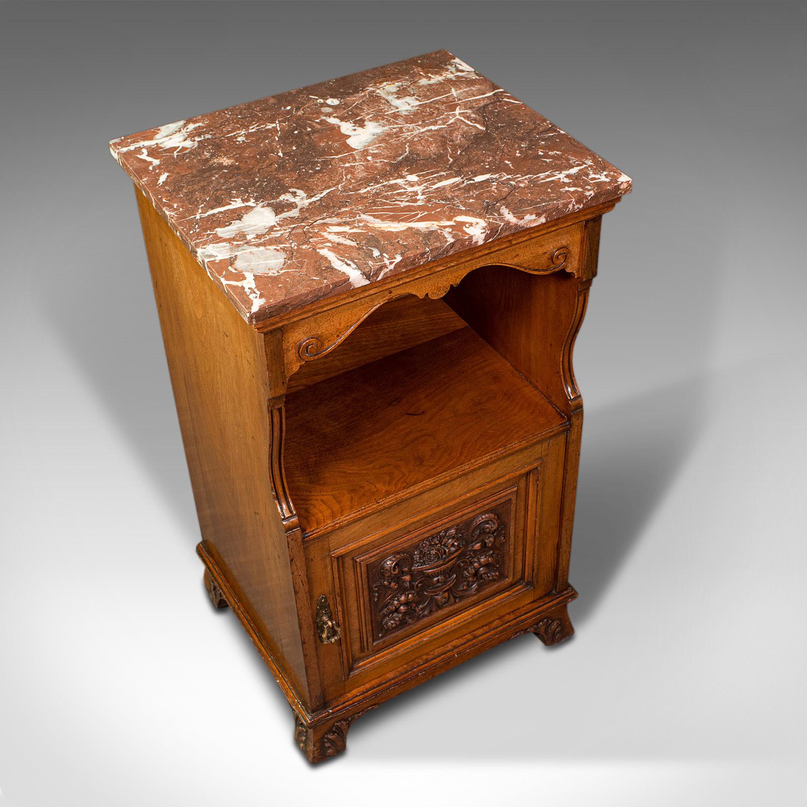 Antiker Nachttisch, englisch, Nussbaum, Nachttischschrank, Gillow & Co, viktorianisch (Britisch) im Angebot
