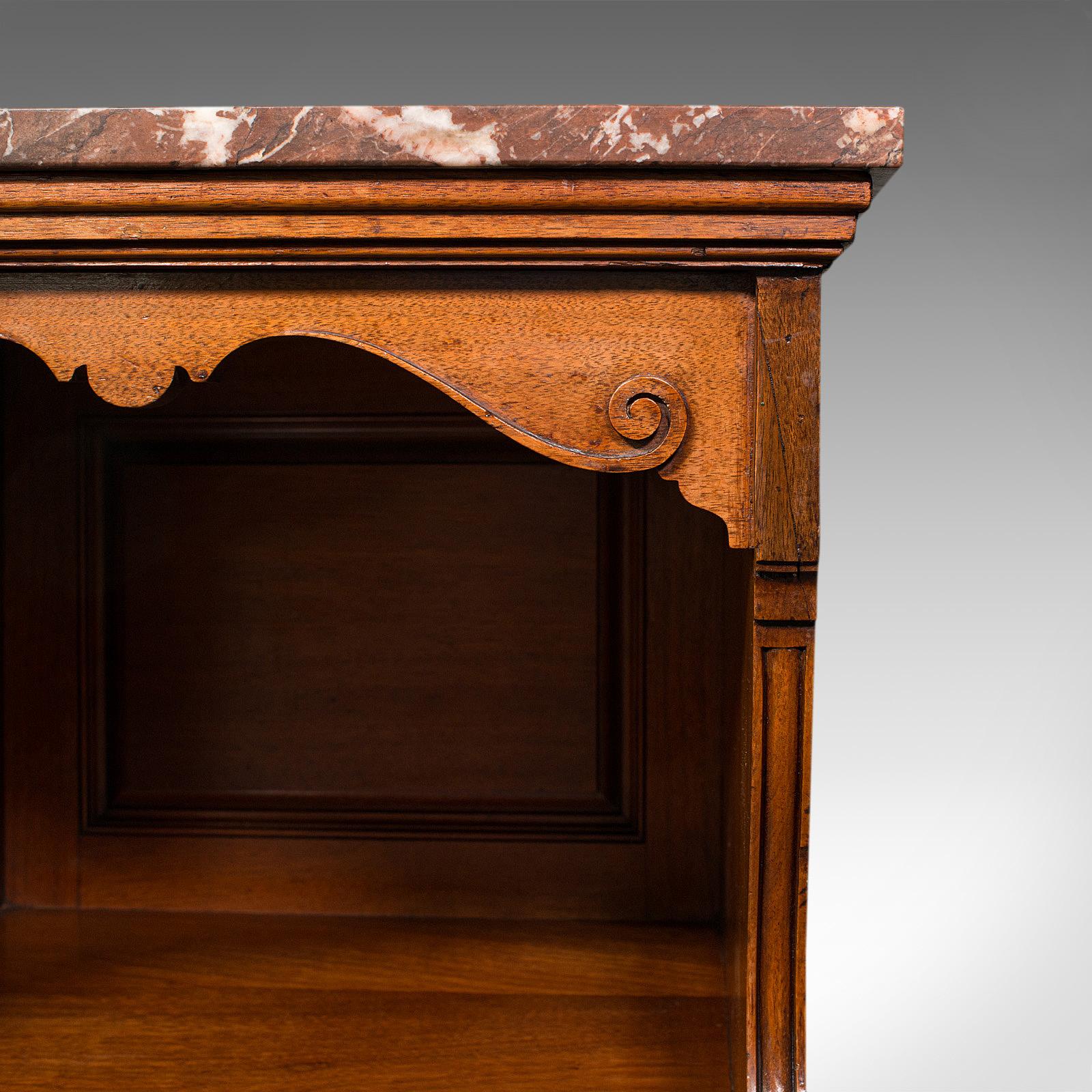 Antiker Nachttisch, englisch, Nussbaum, Nachttischschrank, Gillow & Co, viktorianisch (19. Jahrhundert) im Angebot