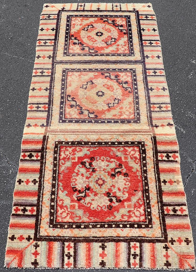 Antique Ningxia Chinese Rug with Medallion Design 2'5 x 5'8 For Sale 4