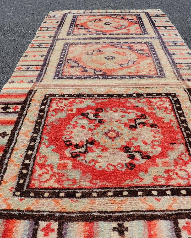 Measures: 2'5 x 5'8 
Antique Ningxia Chinese Rug with Medallion Design 2'5 x 5'8 
Keivan Woven Arts/ Rug/ A24-0607, country of origin / type: China / Ningxia , circa 1880
This charming antique Ningxia rug from China features a distinct medallion