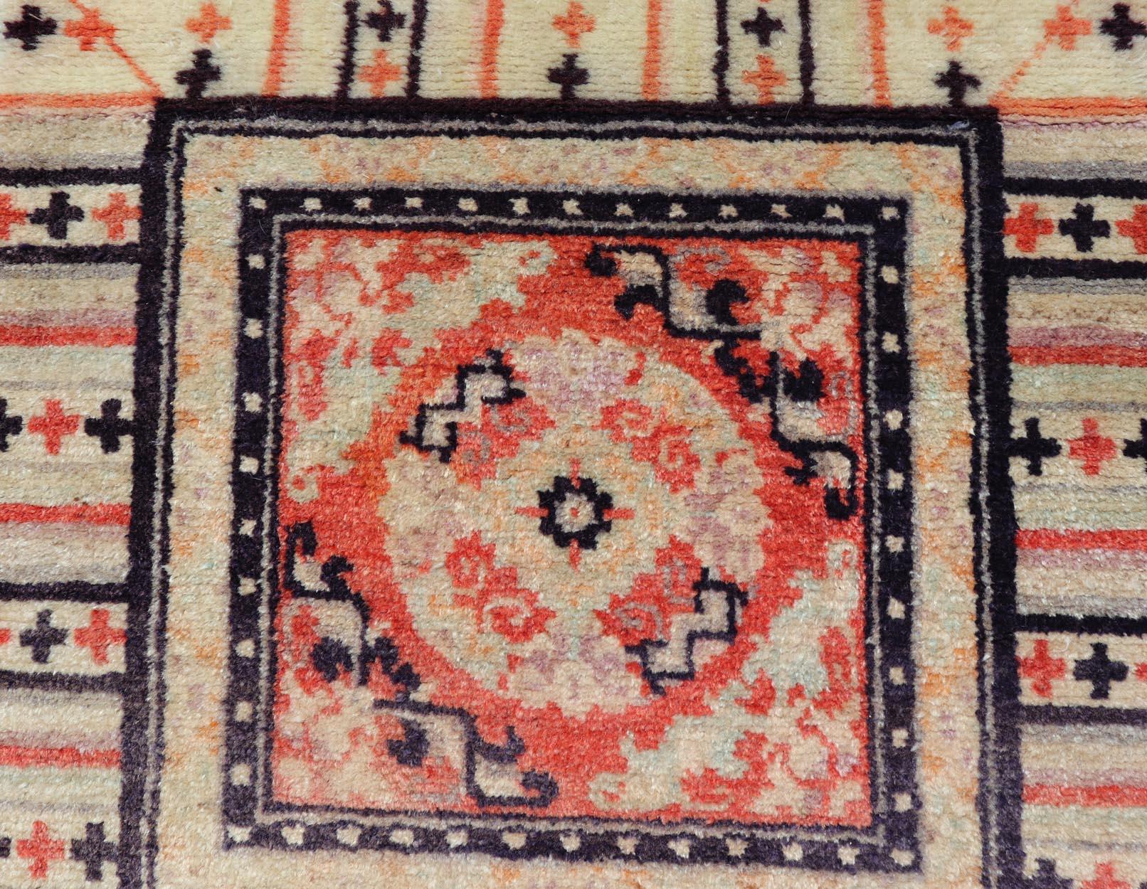 Antique Ningxia Chinese Rug with Medallion Design 2'5 x 5'8 In Good Condition For Sale In Atlanta, GA
