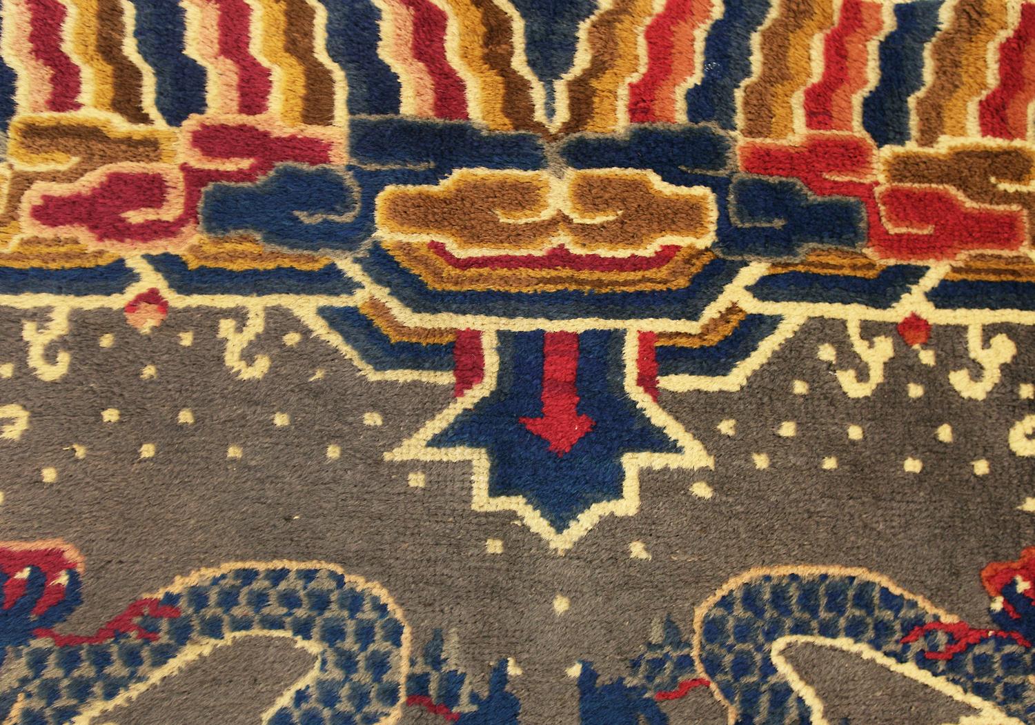 Il s'agit d'un ancien tapis de Ningxia tissé dans le nord de la Chine centrale au cours du premier quart du 20e siècle, vers 1920. Il mesure 206 x 129 cm. Le champ est composé de cinq dragons, quatre dans chaque coin et un au centre, entourés de