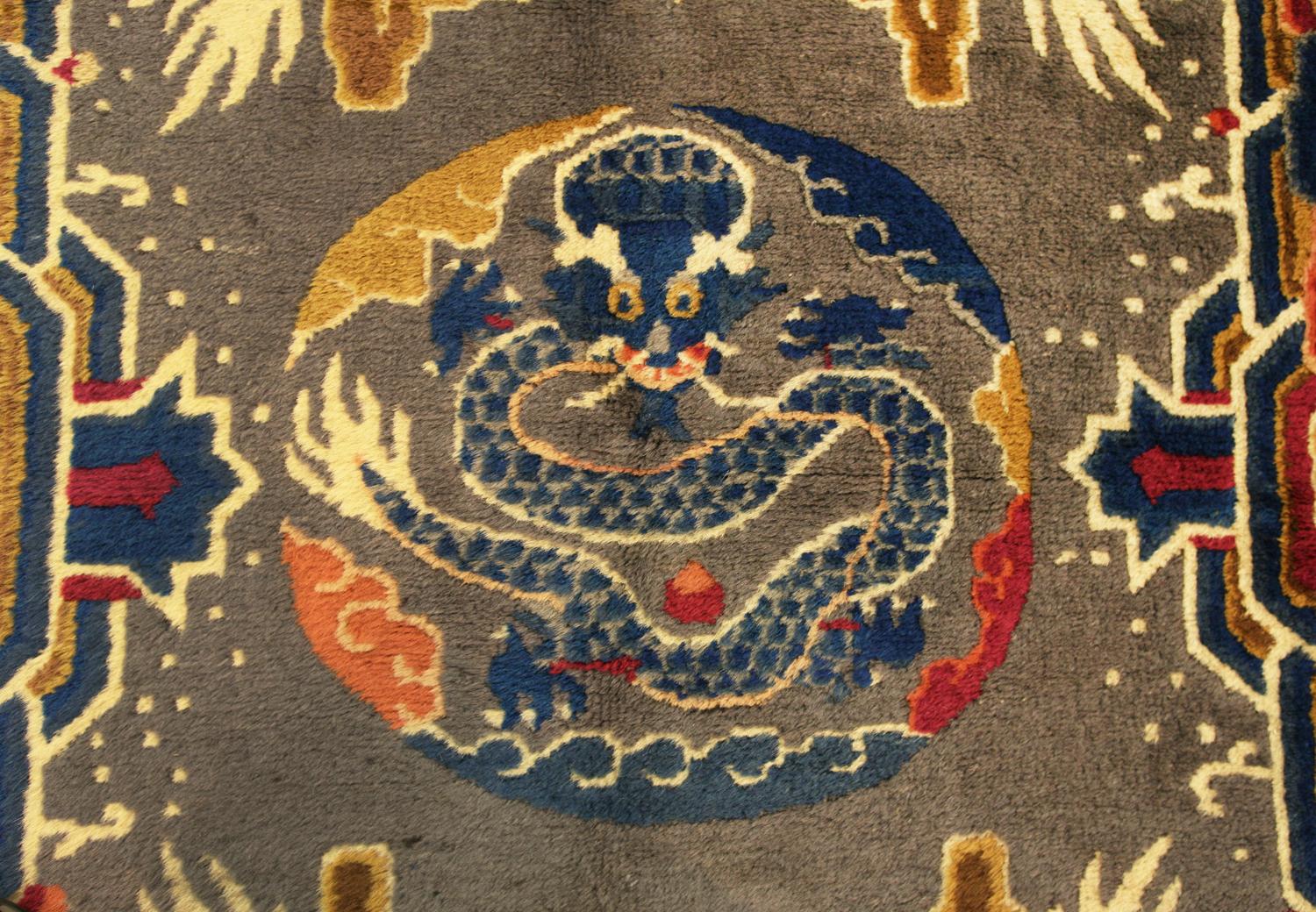 Chinois Tapis Ningxia ancien à motif de dragon en vente