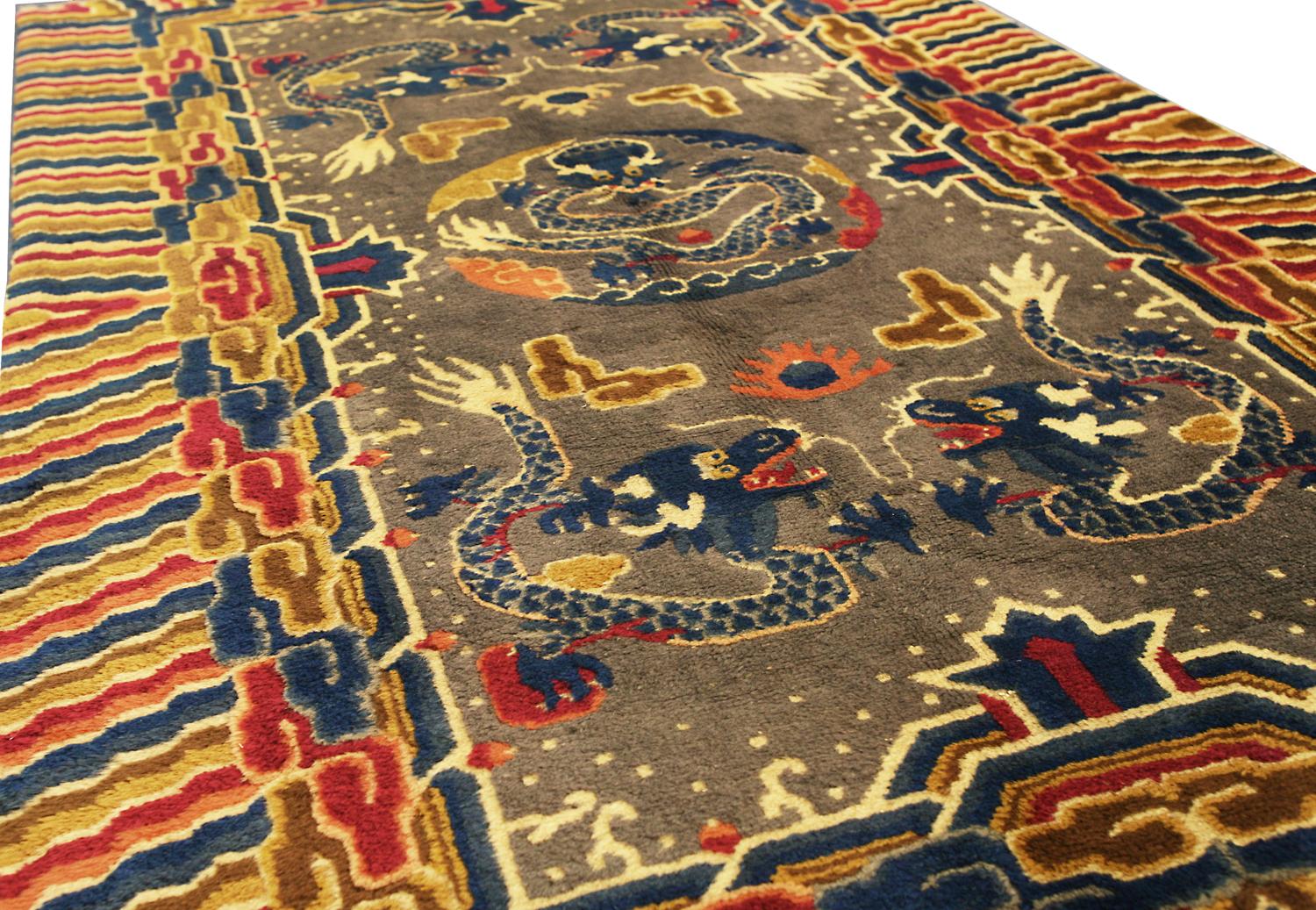 Noué à la main Tapis Ningxia ancien à motif de dragon en vente
