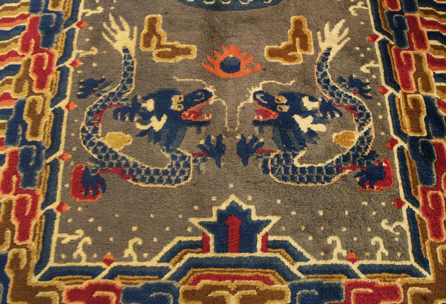 20ième siècle Tapis Ningxia ancien à motif de dragon en vente