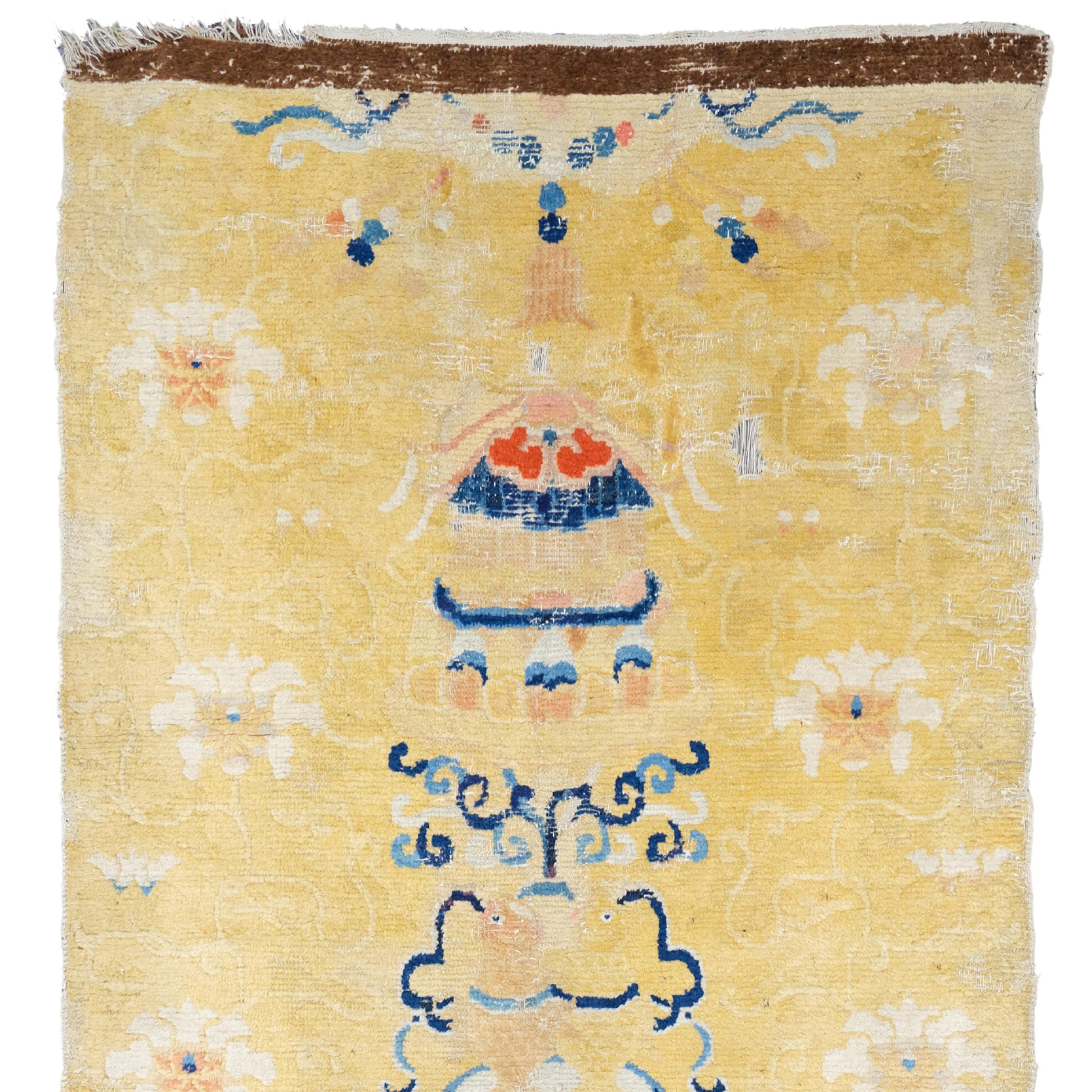 Late 18th Century Chinese Ningxia Pillar Rug
Size : 108×280 cm

This exquisite antique Chinese Ningxia pillar carpet dates from the late 18th century and is one of the most outstanding examples of its period. Details in blue and white tones