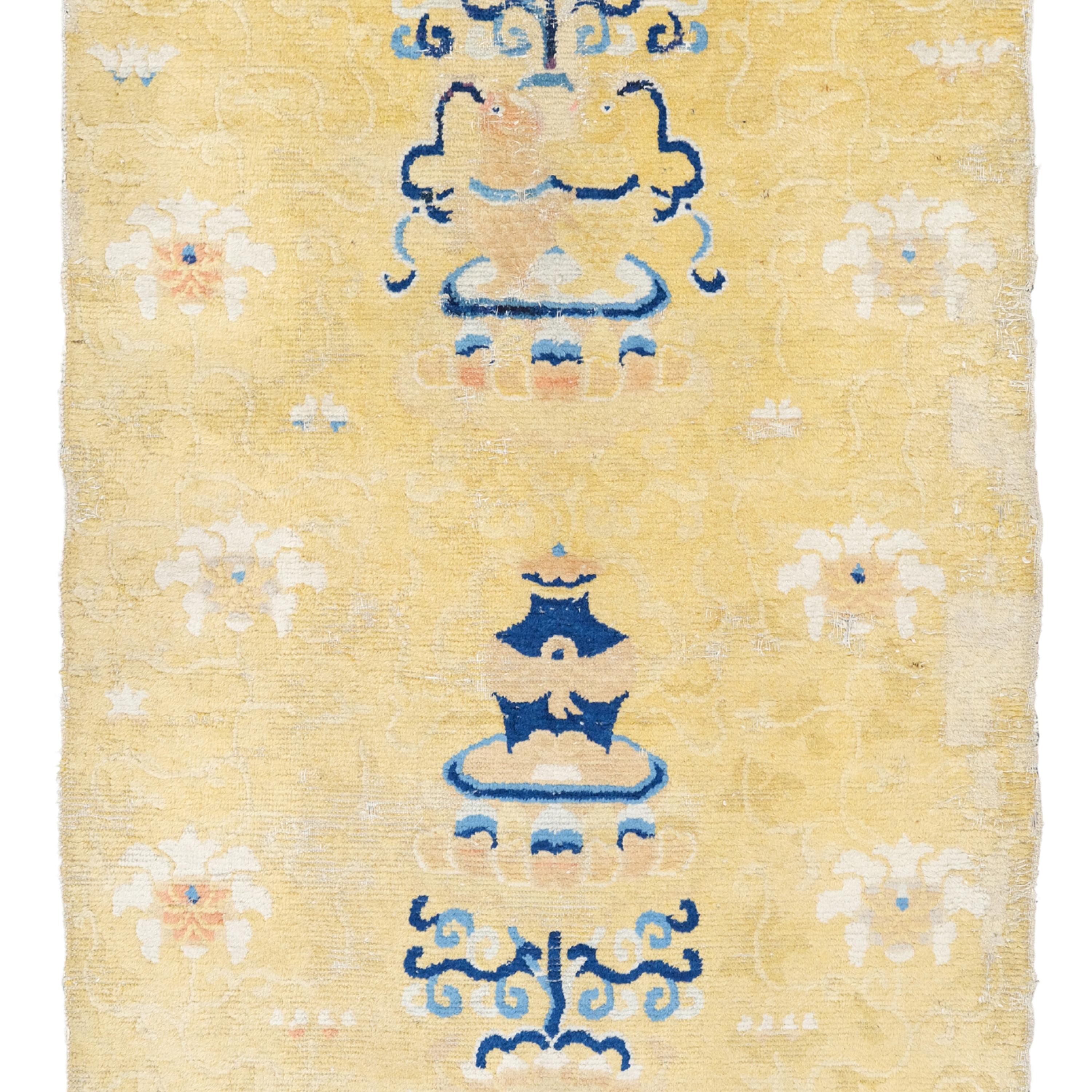 Antique Ningxia Pillar Rug - Late 18th Century Chinese Ningxia Pillar Rug In Good Condition For Sale In Sultanahmet, 34