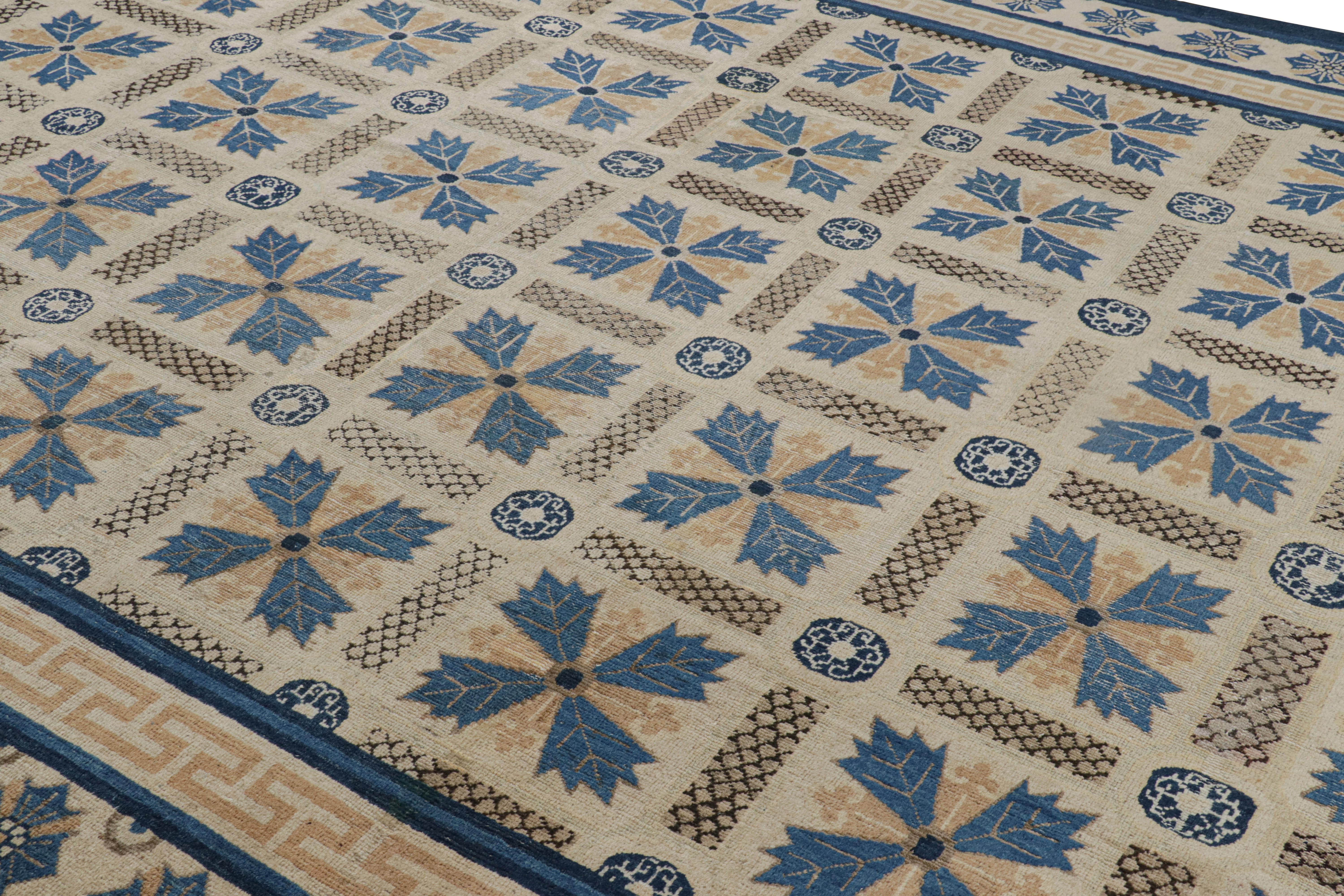 Dieser seltene antike Ningxia-Teppich im Format 10x17, handgeknüpft aus Wolle, stammt aus China (ca. 1920-1930) und gehört zu unserer ganz besonderen Auswahl an antiken Sammlerstücken, wobei jedes Stück aufgrund seines königlichen Designs und seiner