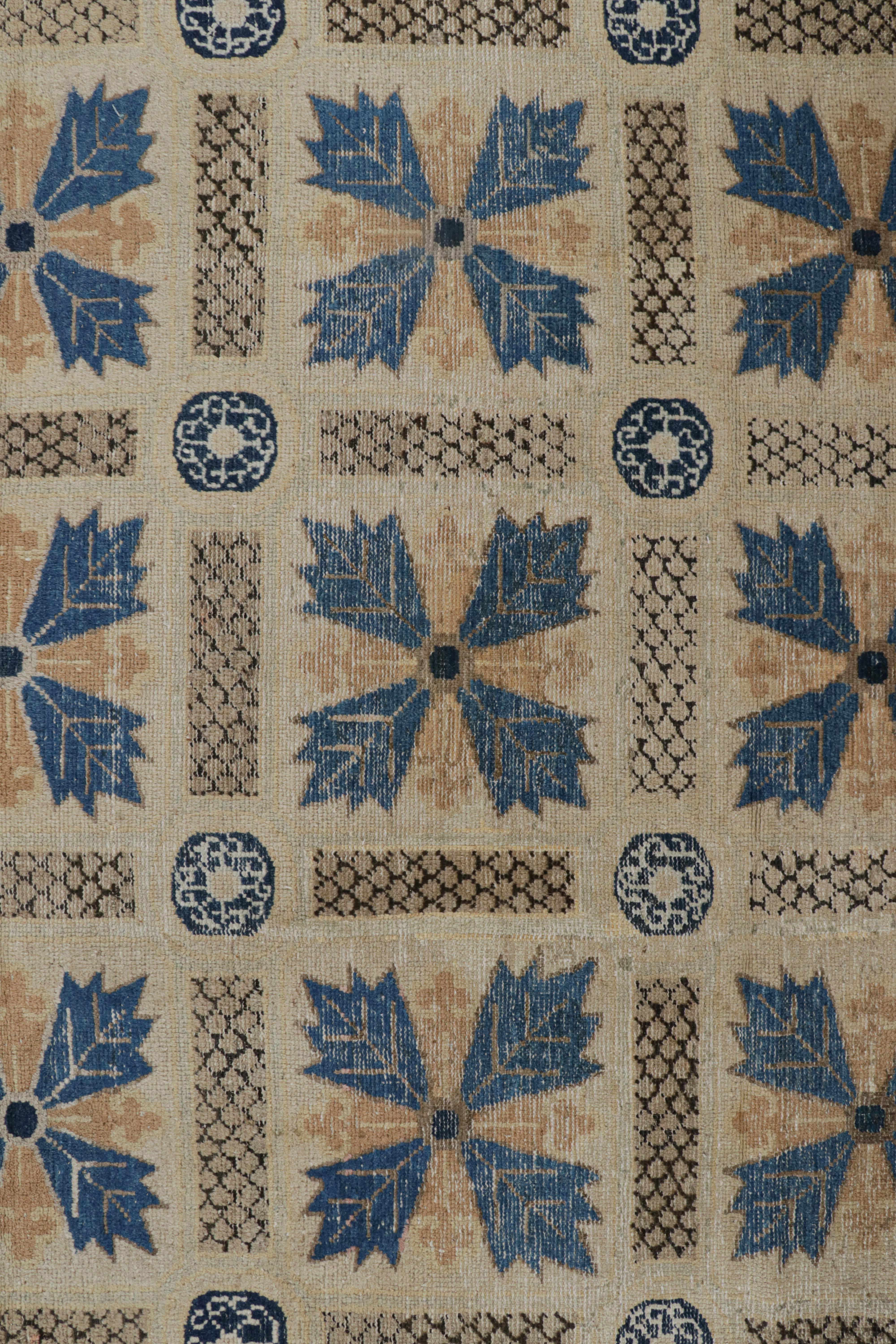 Antiker Ningxia-Teppich in Beige-Braun und Blau mit Blumenmustern (Chinesisch) im Angebot
