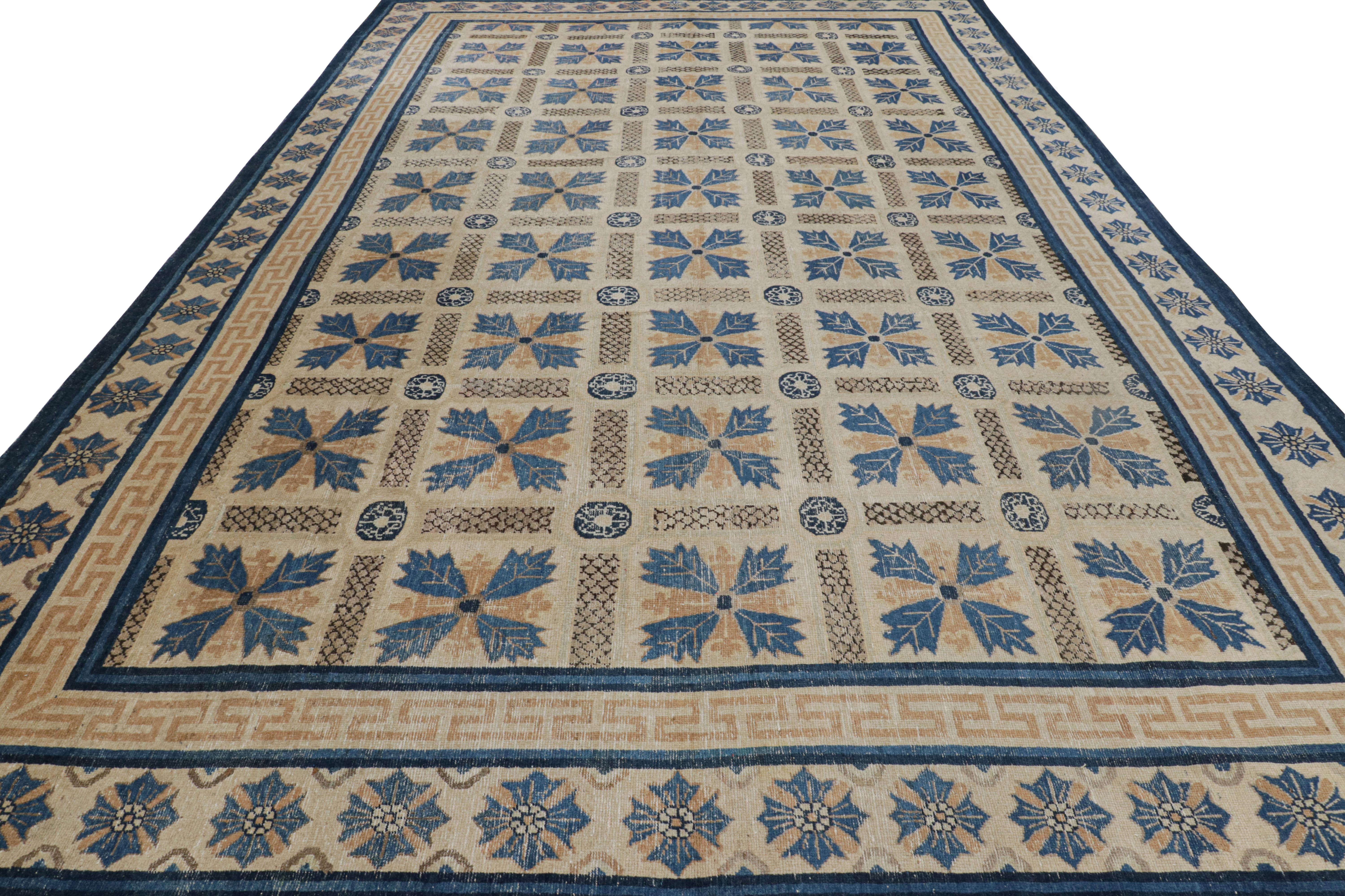 Antiker Ningxia-Teppich in Beige-Braun und Blau mit Blumenmustern im Zustand „Gut“ im Angebot in Long Island City, NY