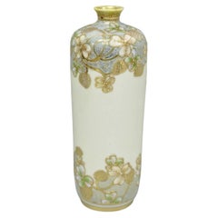 Antico vaso a cilindro Nippon Art Nouveau dipinto a mano in porcellana dorata
